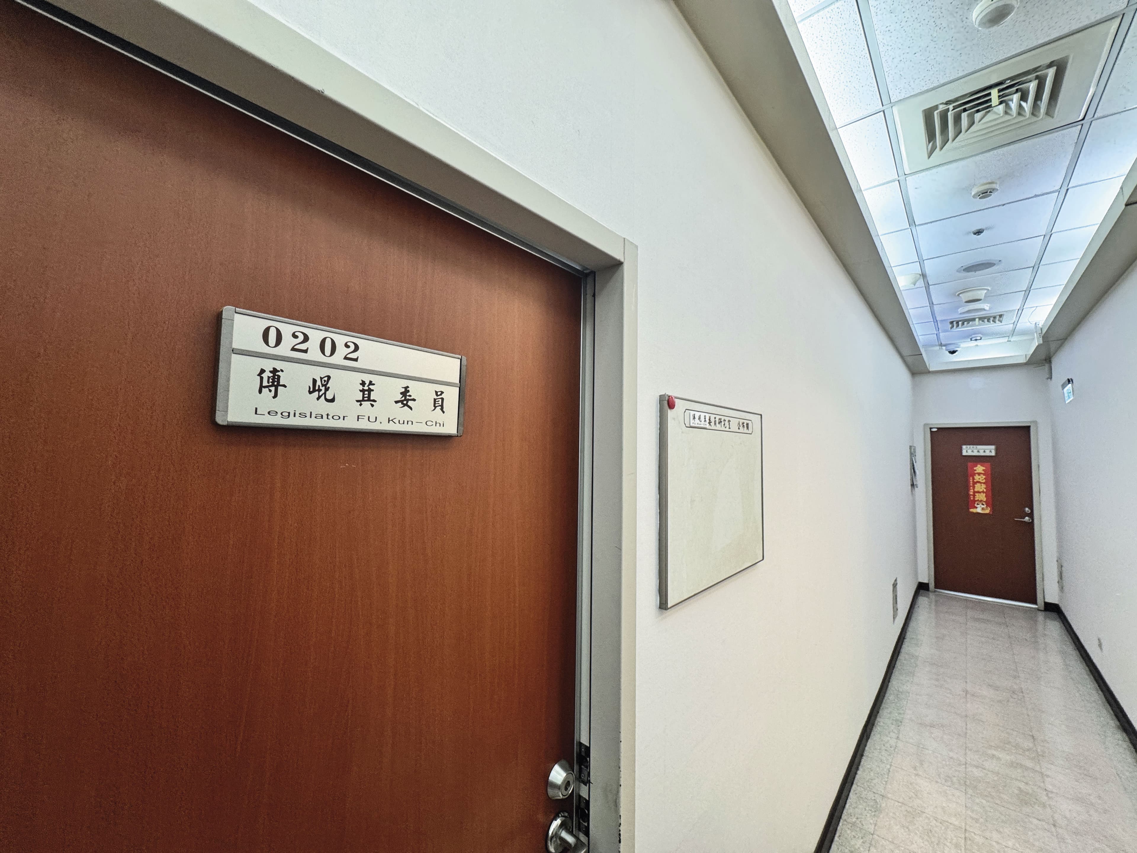 北檢搜索傅崐萁員工宿舍,傅的國會辦公室態度強硬,批評北檢沒有管轄權。