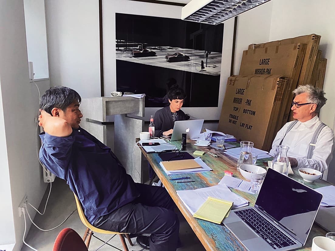 高崎卓馬(左)飛往德國柏林與文溫德斯(右)開劇本會議,兩人透過對話勾勒角色設定。(甲上娛樂提供)