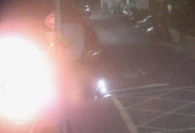 兩部機車對撞之後，其中林蔡姓男子的機車起火並燒成火球。（翻攝畫面）