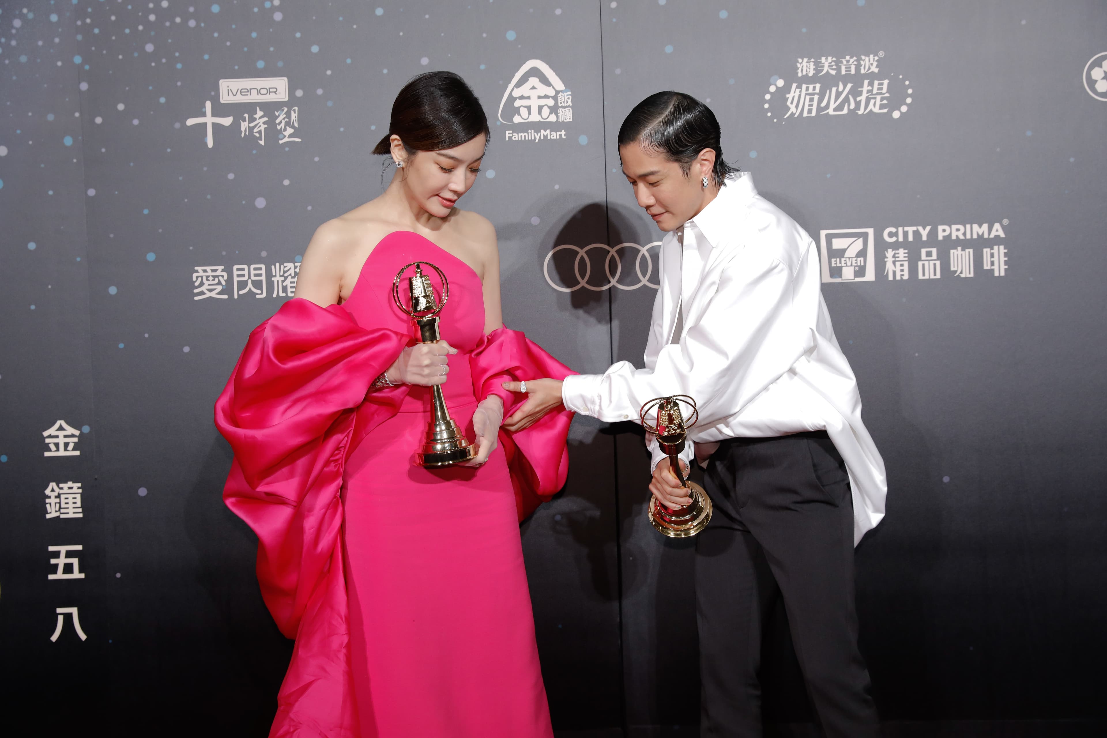 新科視帝薛仕凌(右)與新科視后蔡淑臻(左),兩人分別以《台灣犯罪故事——出軌》和《村裡來了個暴走女外科》奪獎。