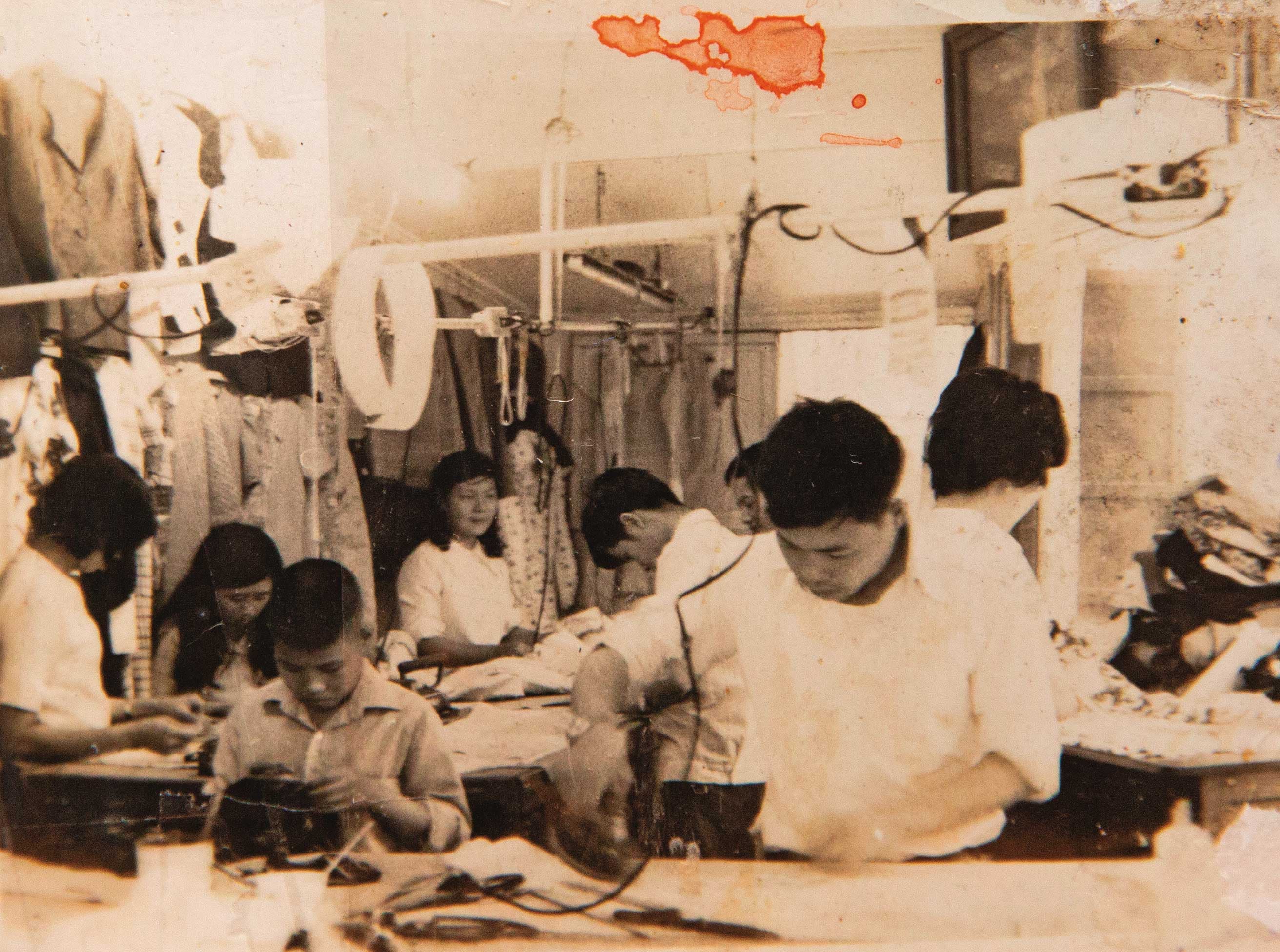 1960年代玉鳳旗袍生意正好,店裡有二十多名師傅,也有小學徒。(陳忠信提供)