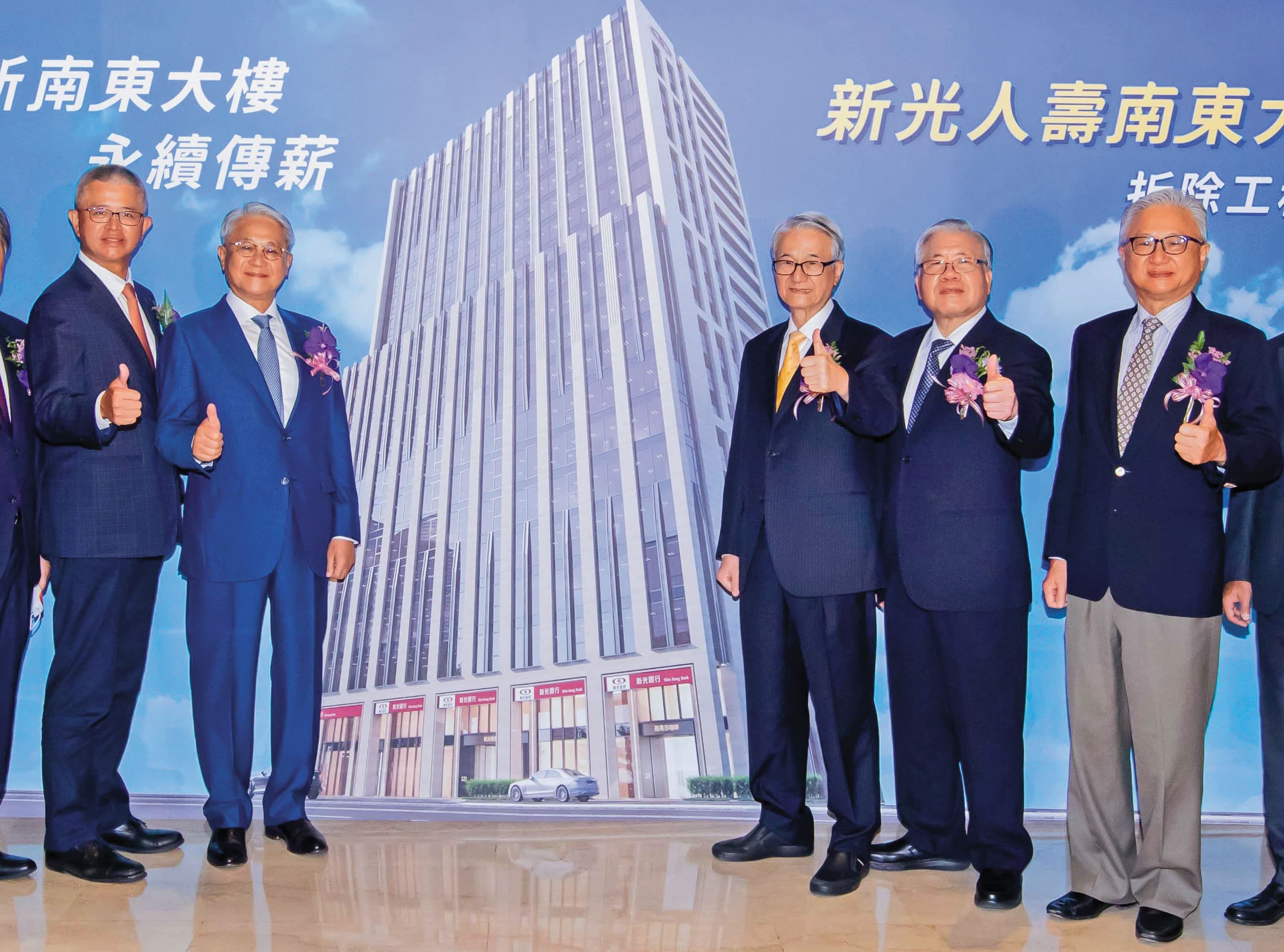 吳東進(右3)和老二吳東賢家族、老四吳東昇(右1)、吳東興家族組隊,一同吃下三越伊勢丹持股。(新光金提供)