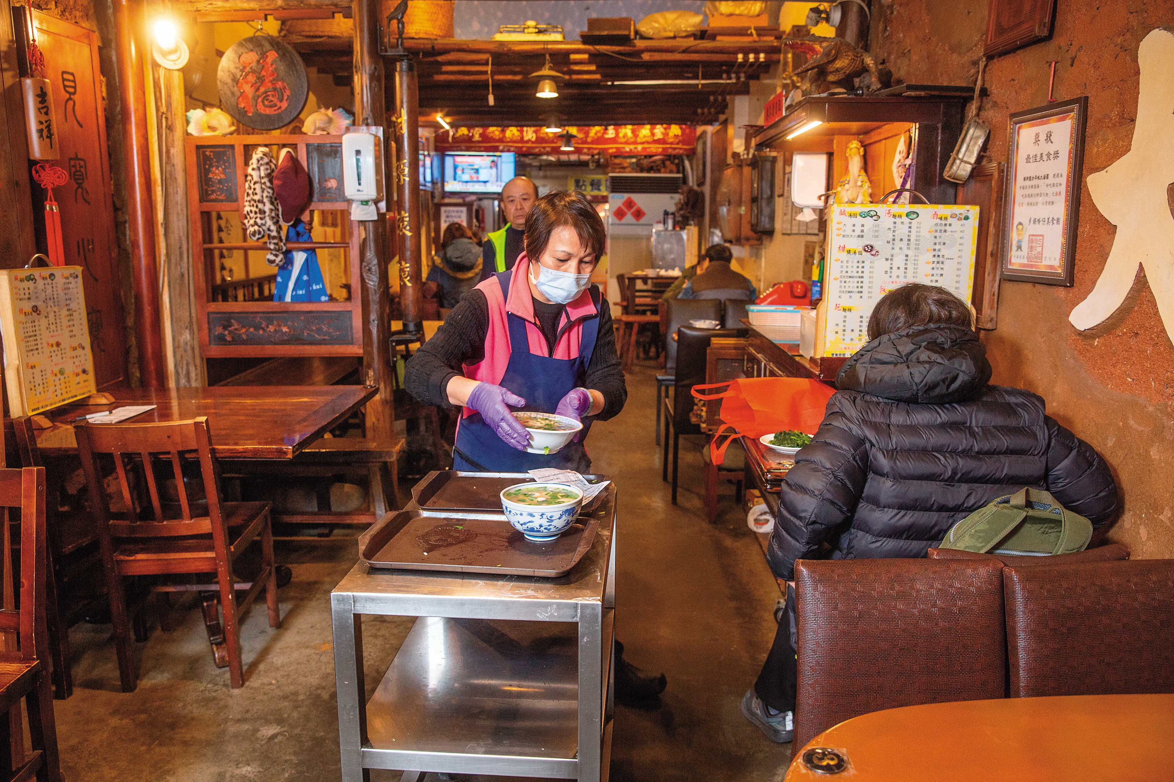 個性低調的陳雲芳(圖)總是力挺丈夫謝明宗,除了在廚房控場,也會幫忙點餐、端盤子,忙得不可開交。
