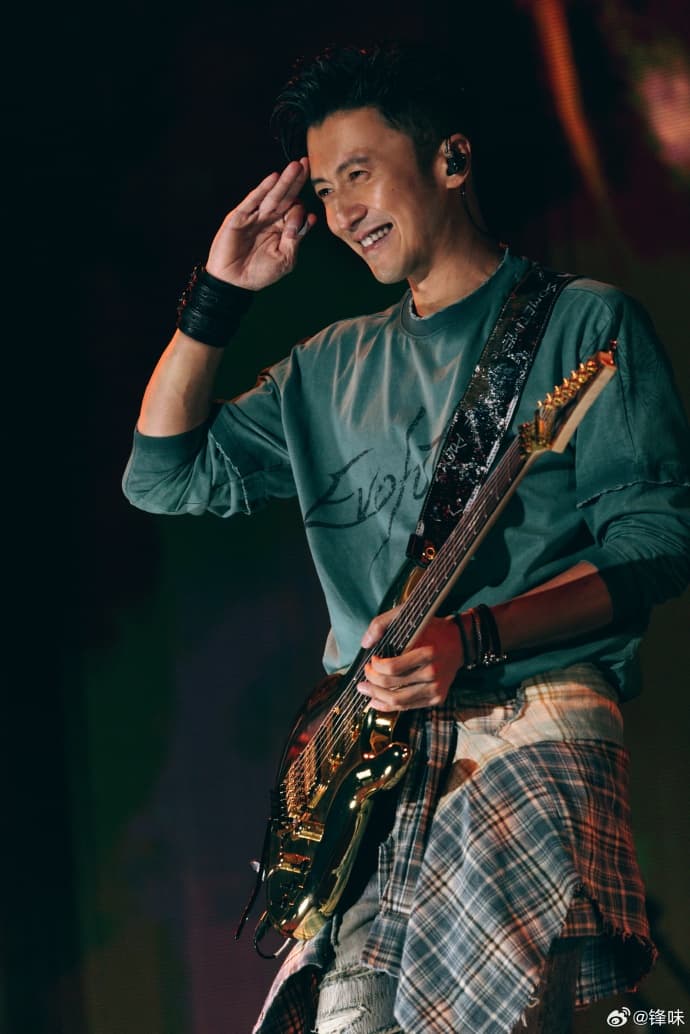 謝霆鋒雖然在王菲生日當天有演唱會演出,但仍隔空喊了3句「生日快樂」。(鋒味微博)