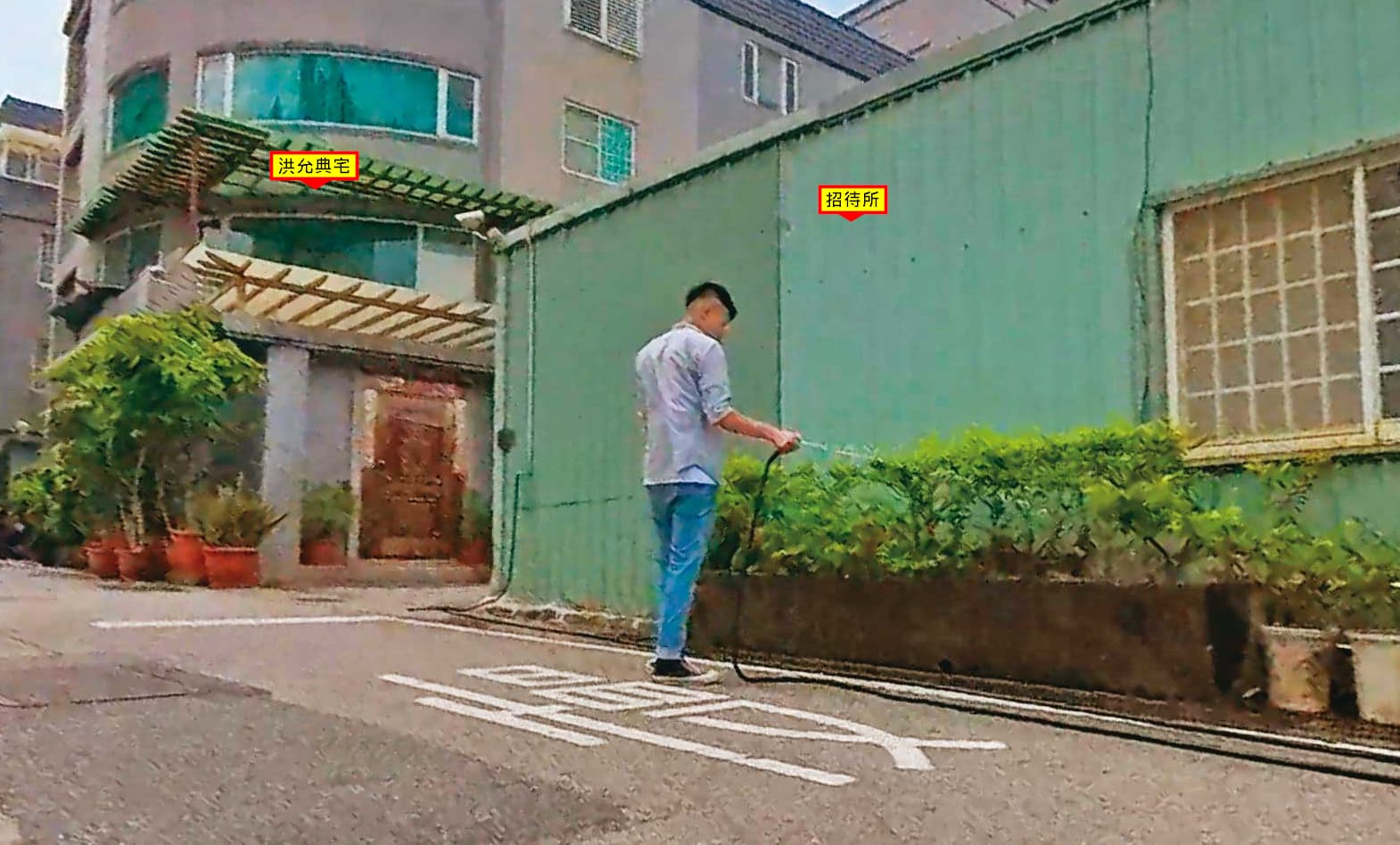 議會員工於上班時間到議長的私人招待所澆花。(讀者提供)
