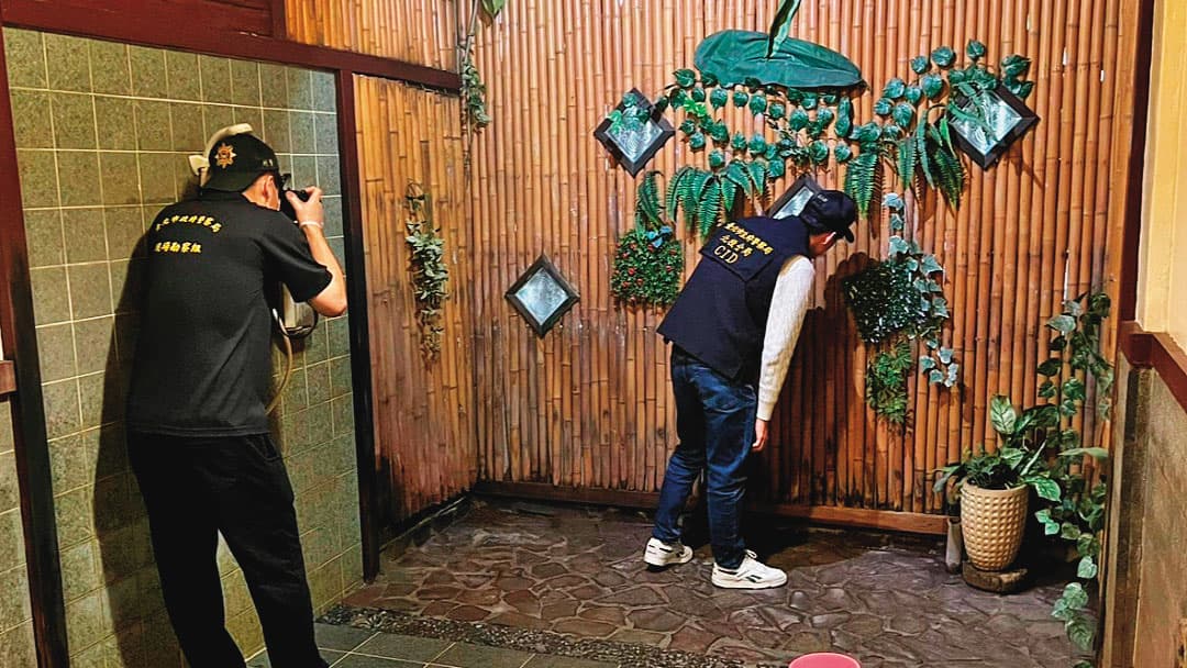 北投溫泉偷拍片外流,警方前往蒐證,並鎖定「創意私房」率先販售。(翻攝畫面)