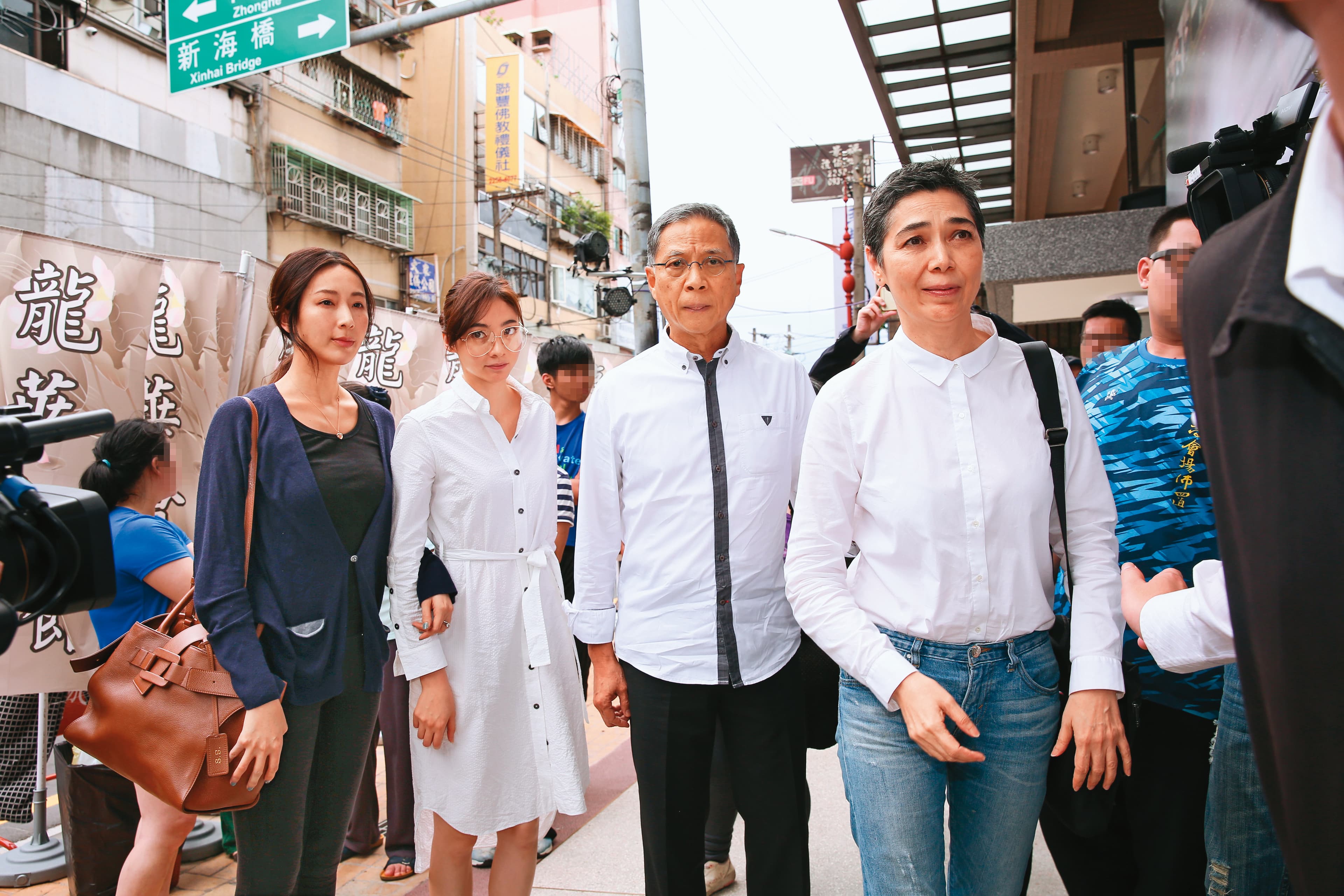 隋棠(左起)、謝沛恩、謝志鴻、賴佩霞一起現身已逝豬哥亮的靈堂,感情不錯,但對於賴佩霞參選一事,隋棠、謝沛恩事前都不知情。