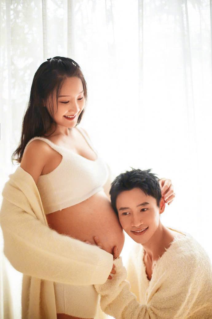 去年魏晨與大學時期就交往的妻子迎來第1個孩子,升格新手奶爸。(翻攝自魏晨臉書)