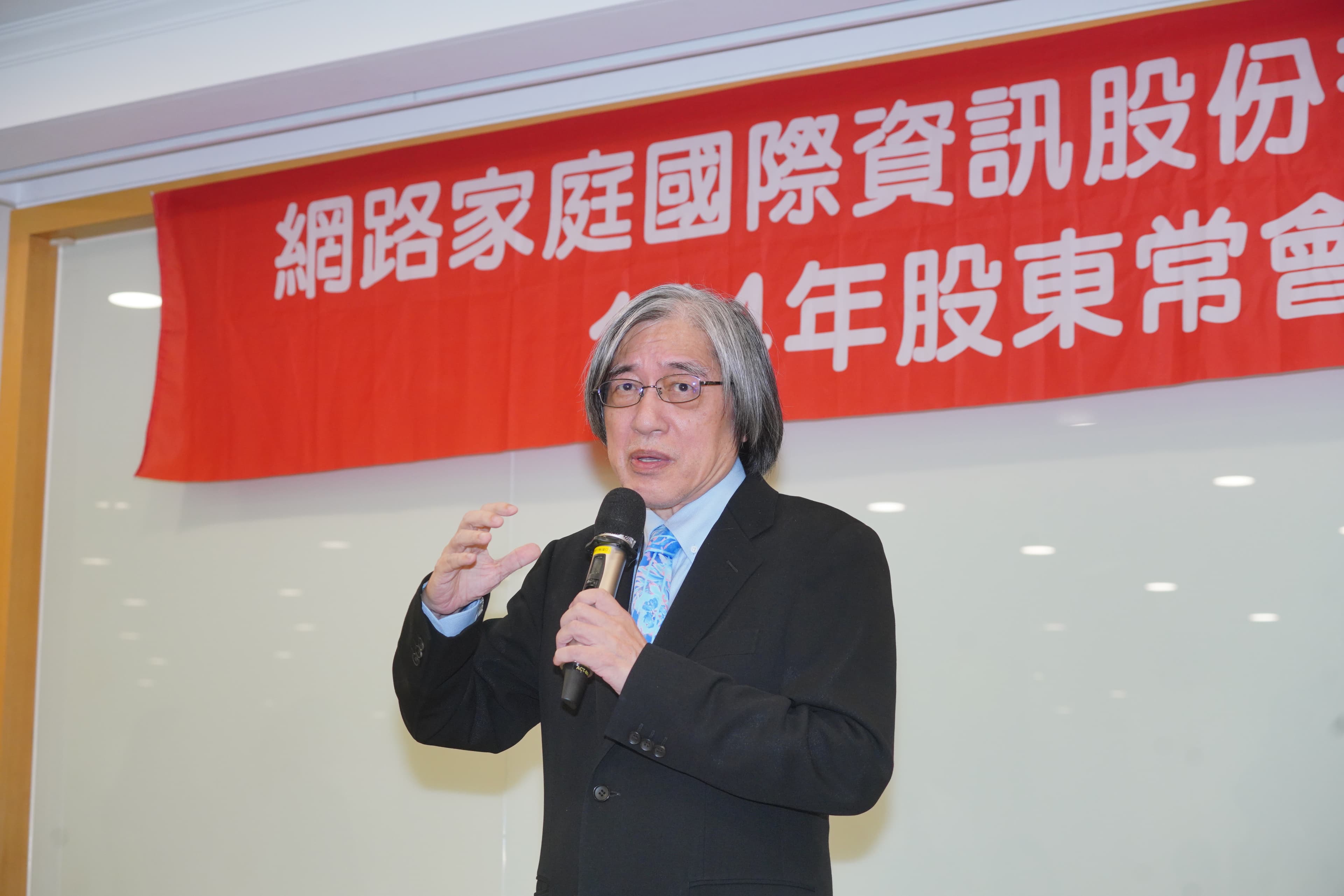網家董事長詹宏志對內外電商競爭,多次以「小心翼翼」來形容。