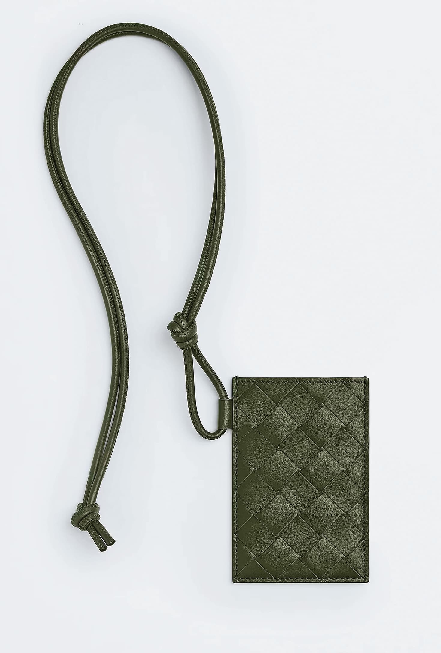 Intrecciato編織皮革證件套。NT$17,400（BOTTEGA VENETA提供）