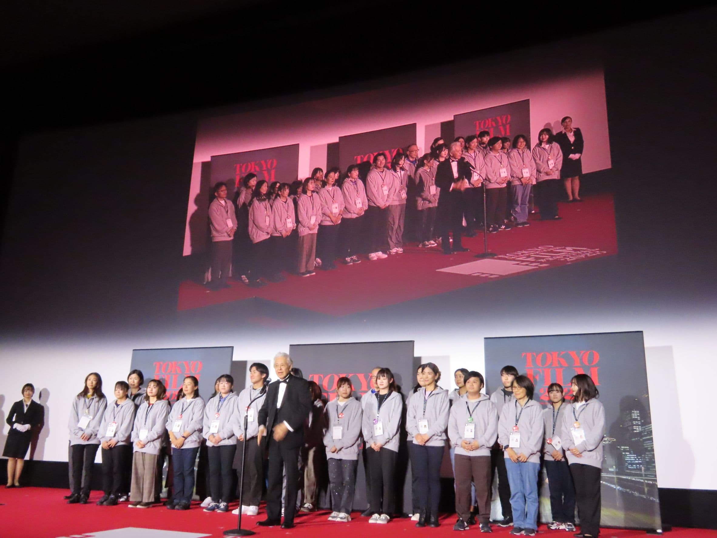 東京國際影展主席安藤裕康(中)介紹影展的義工並表達感謝。