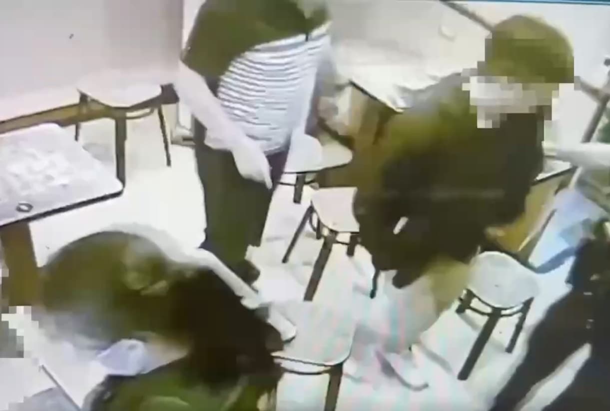 警方見2人狂嗑麻油雞沒有戒心，立刻上前盤查並將2人帶回警局。（翻攝畫面）