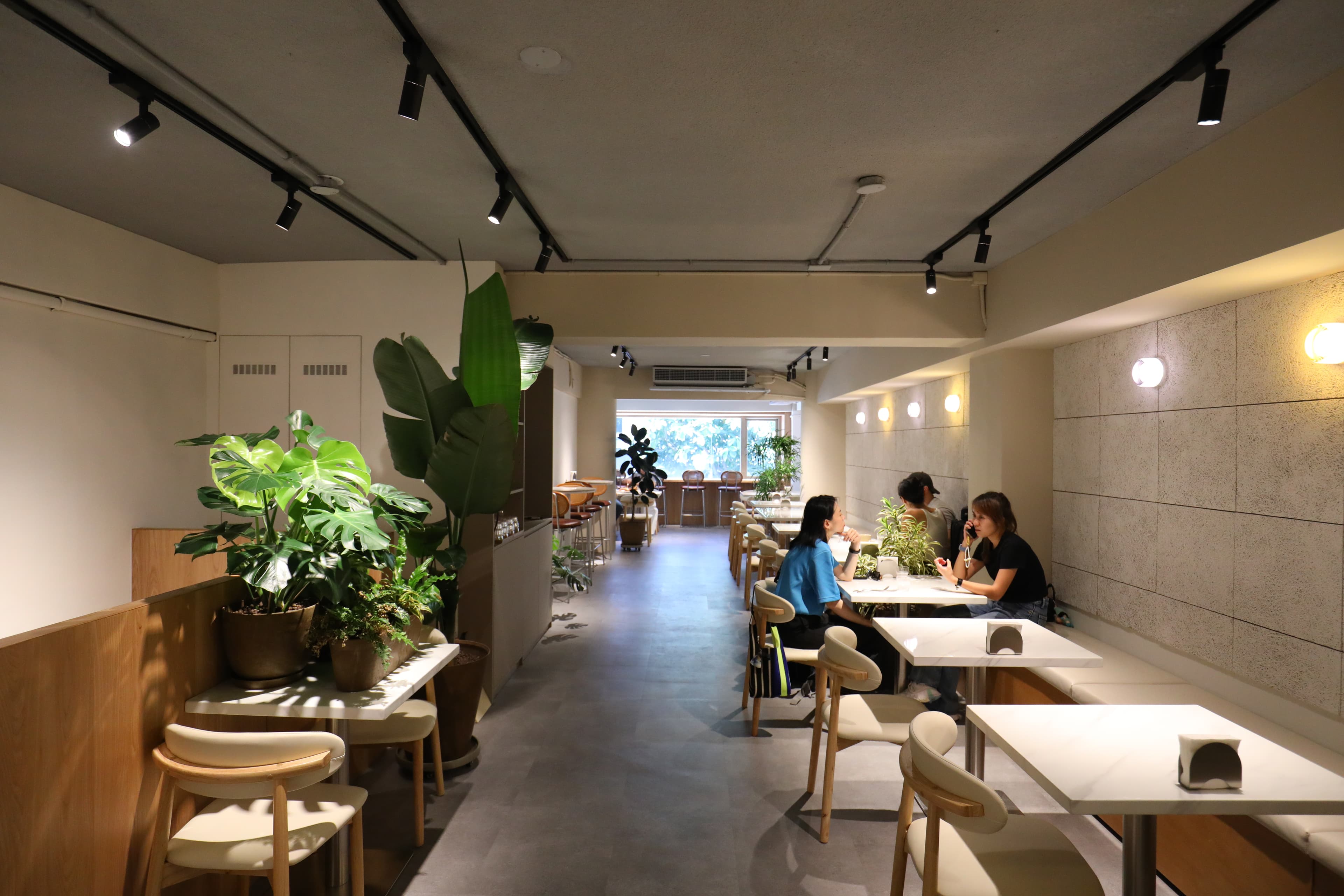 走上二樓便可以悠閒享用現做三明治或早午餐。