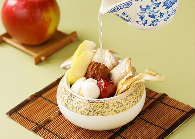 「蘋果百合蜜棗燉雞湯」在熬煮多時的雞高湯中,添入青森蘋果、百合、蜜棗等佐料,溫補滋潤、回甘細膩。(380元/盅,台南遠東香格里拉提供)