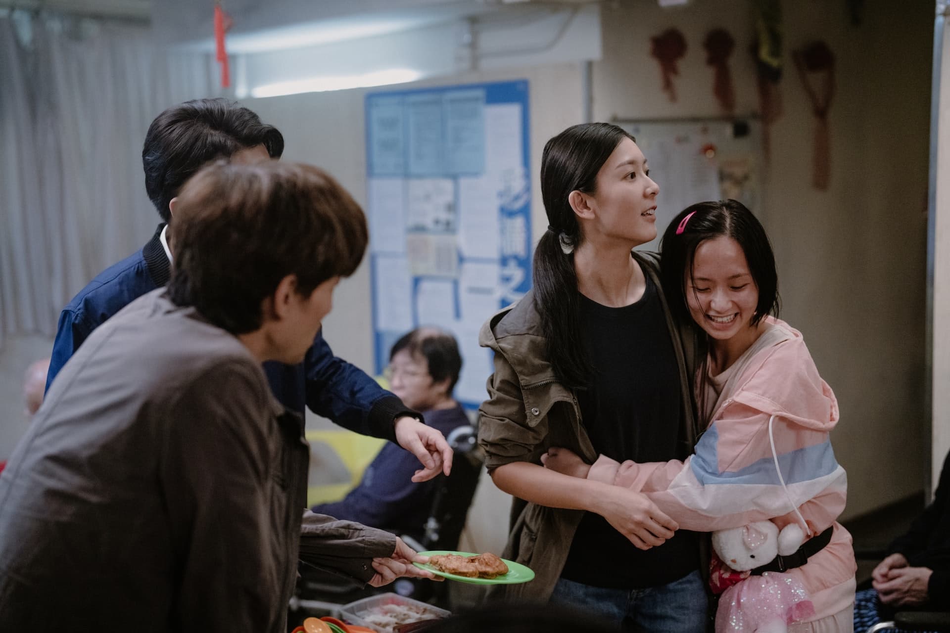 梁雍婷為智力只有6歲的「小鈴」設計了很多小細節,像她摟住余香凝腰部的動作,明顯就是小朋友會做出的動作。(双喜提供)