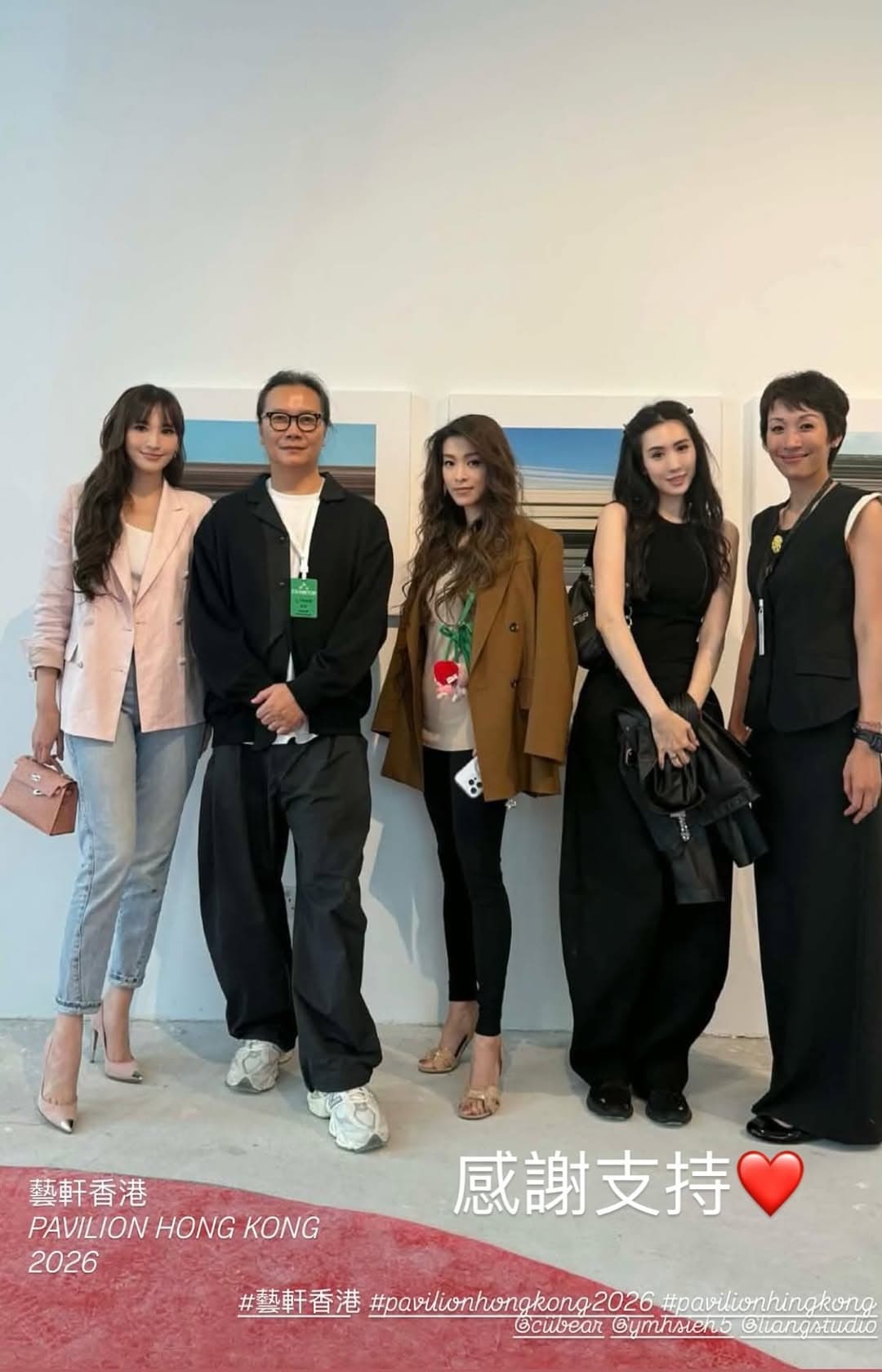 吳佩慈(左起)拎著愛馬仕包看展,身旁站著攝影師蘇益良。(翻攝liangstudio IG)