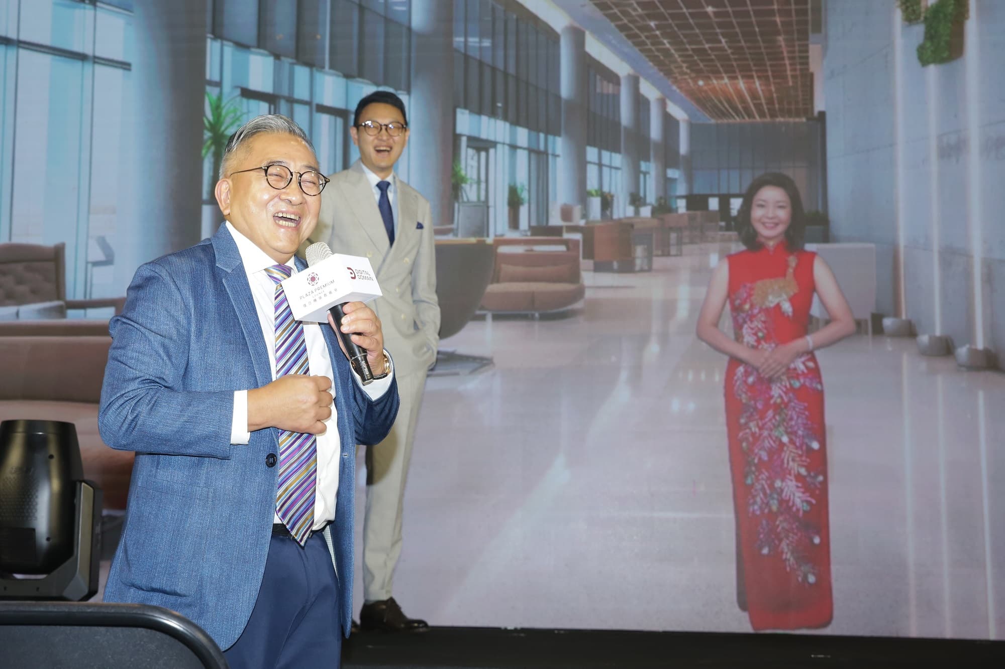 環亞集團創辦人宋海西(左)、數字王國CEO謝安與虛擬人鄧麗君在台上即興互動。