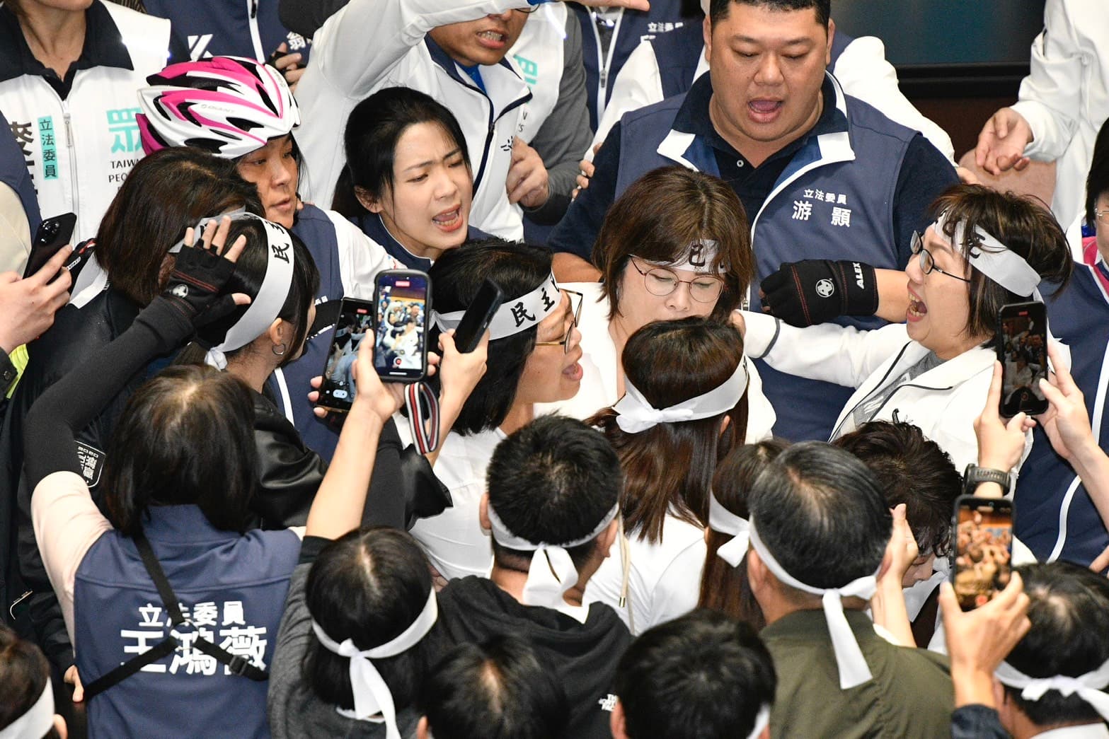 立法院院會今日繼續審查國會改革法案,朝野交鋒再起。