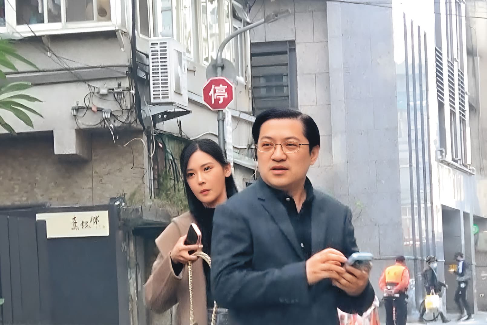 1/29 14:35 今年1月底,本刊直擊梁為超(右)、許玲玲(左)一起到北市高檔日式料理店與友人餐敘。