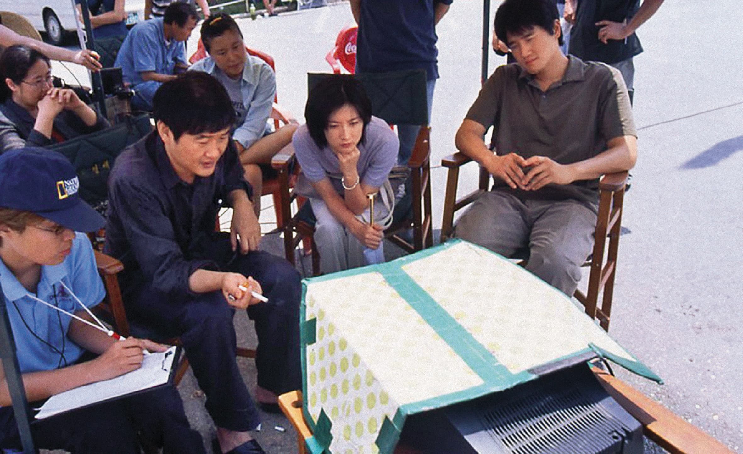 導演許秦豪(左2起)在《春逝》片場和李英愛、劉智泰積極對話來替角色塑型,片中不少經典場面、台詞就此誕生。(翻攝自KMDb)