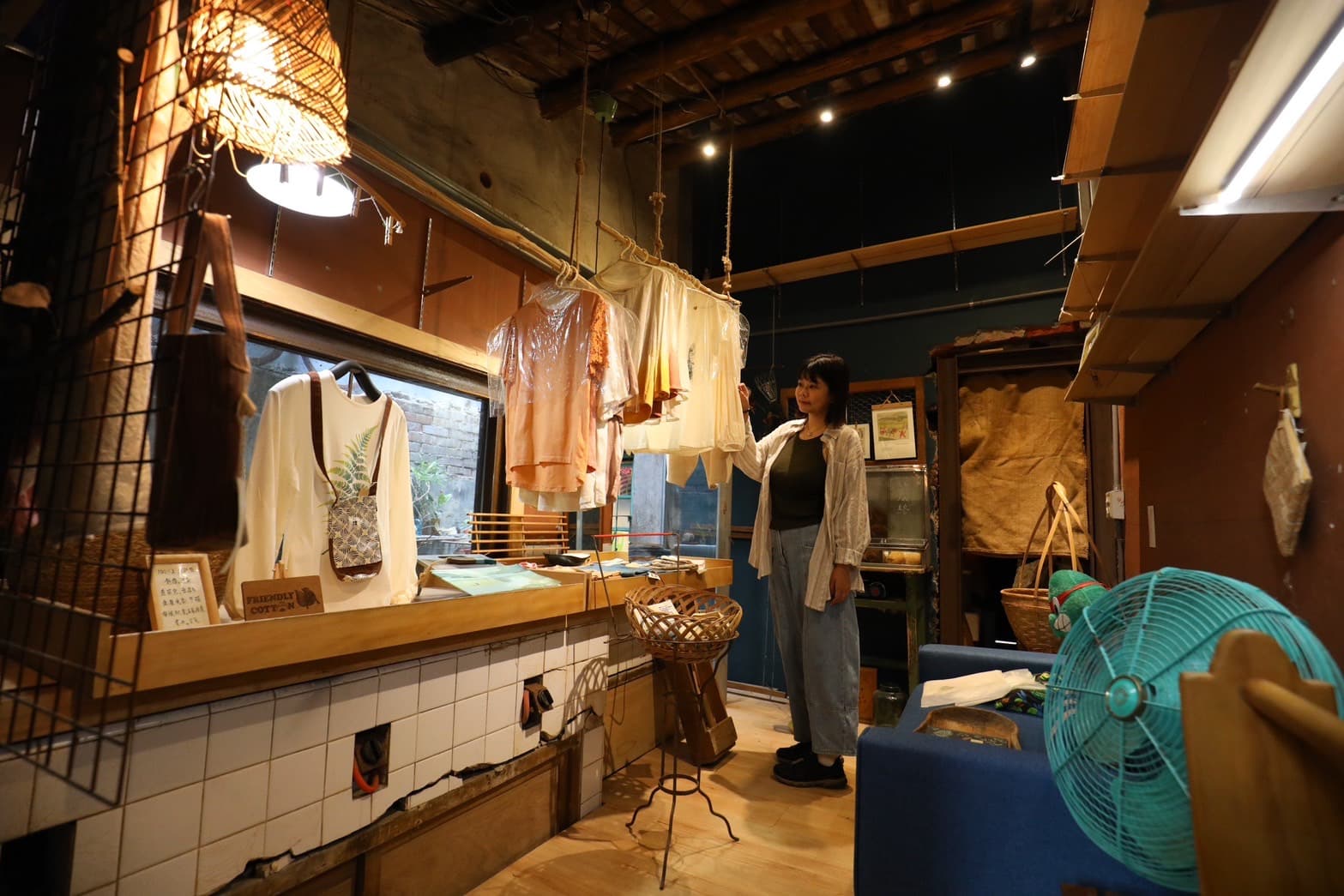走到店內最深處，竟還有另一間房間，展售棉質服飾、布包等選品。 