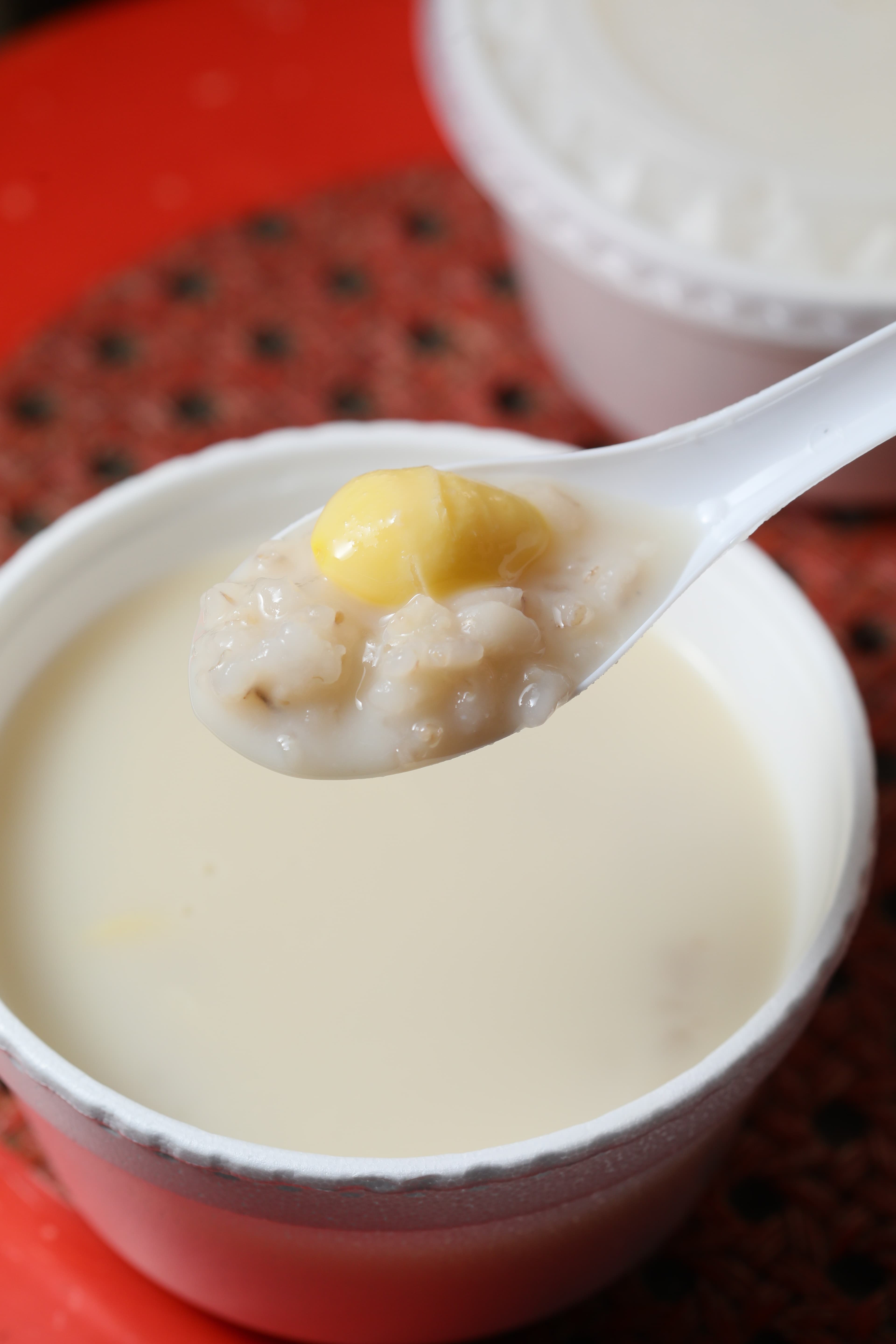 美姐的「腐竹白果薏米水」料多實在,而且養顏美容。(港幣24元/小碗)
