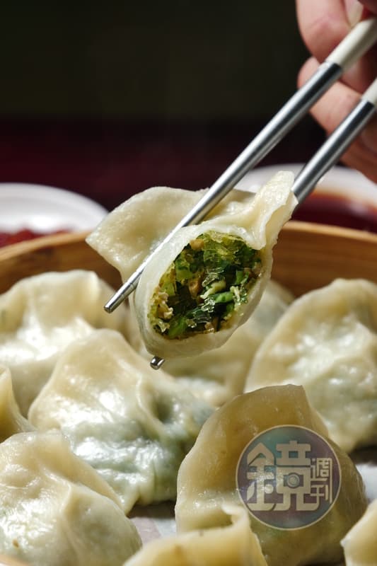 在調味上,裴社長堅持不加麻油,僅用鹽、胡椒鹽與少許素蠔油,保留蔬菜原本的鮮甜。(劉耀勻攝)
