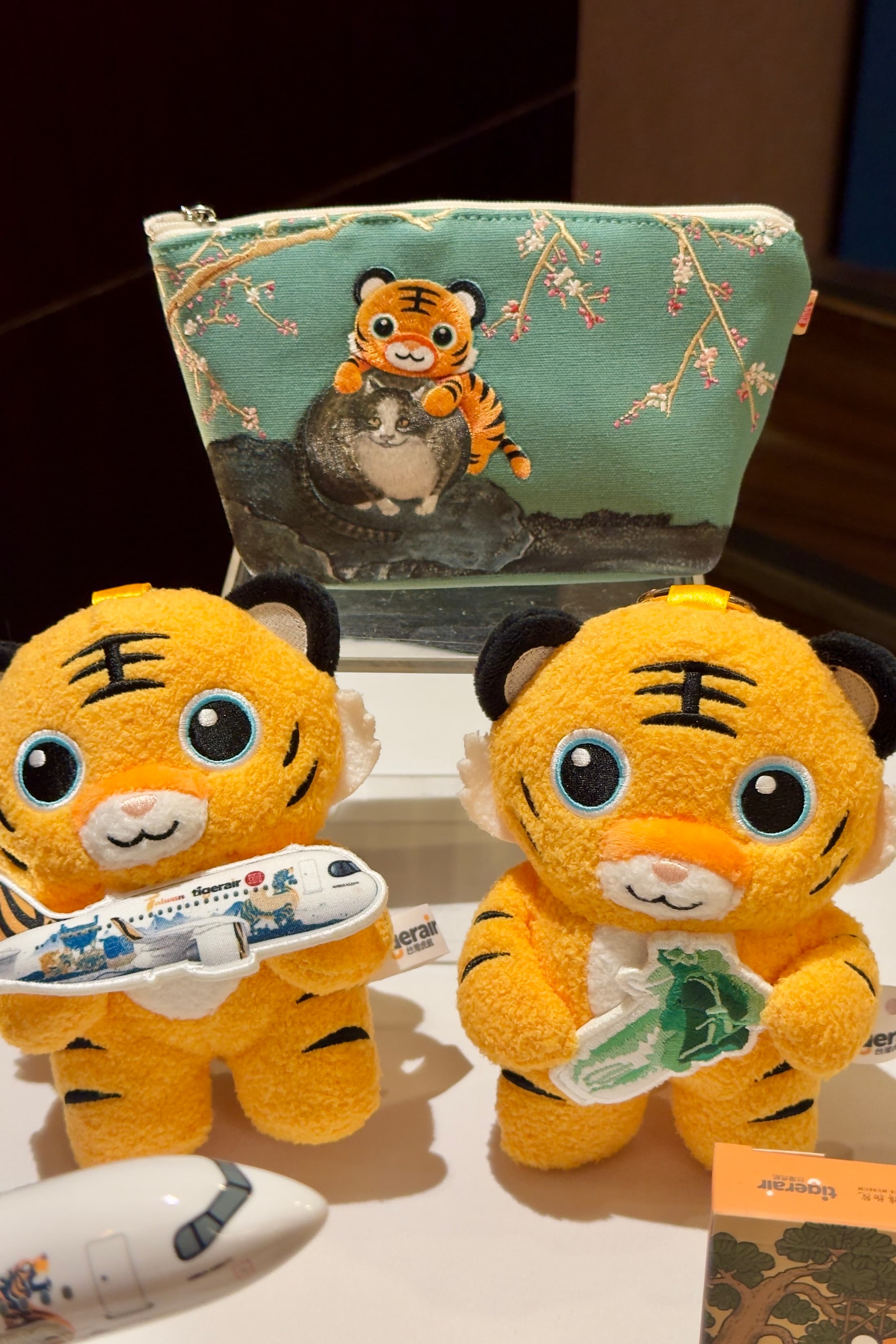 虎將抱著「翠玉白菜」的抱財娃娃是熱賣商品。