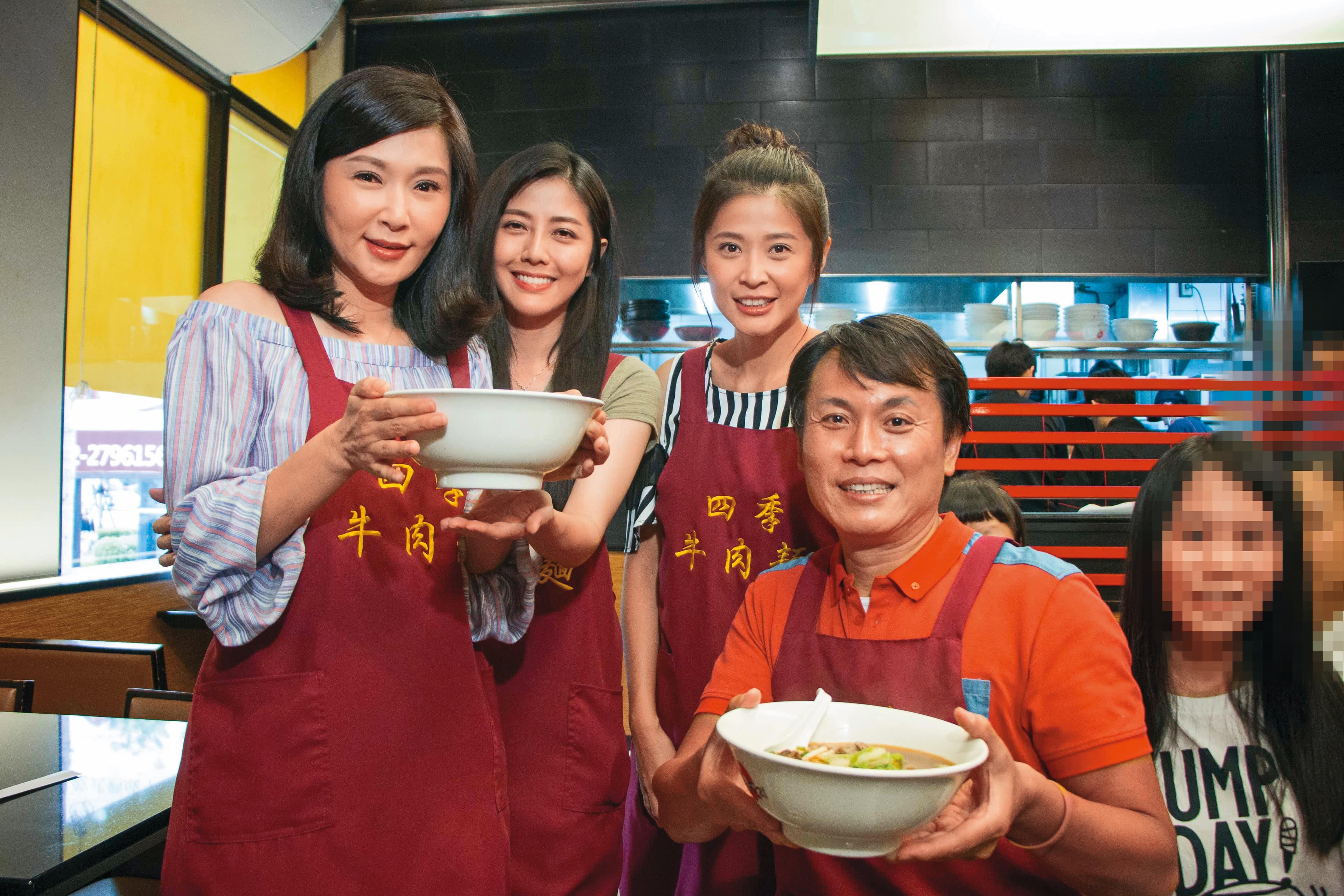 陳霆(右二)曾和張玉嬿(左起)、韓瑜及李燕演出8點檔《一家人》。(三立提供)