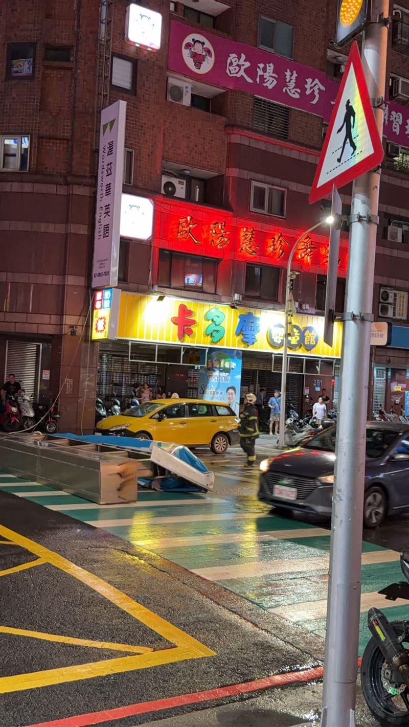 巴威颱風帶來強勁陣風,新北市三重區正義北路一家台北富邦銀行的巨型招牌,於10日晚間不敵強風斷裂墜落,當場占據雙向車道。(翻攝畫面)