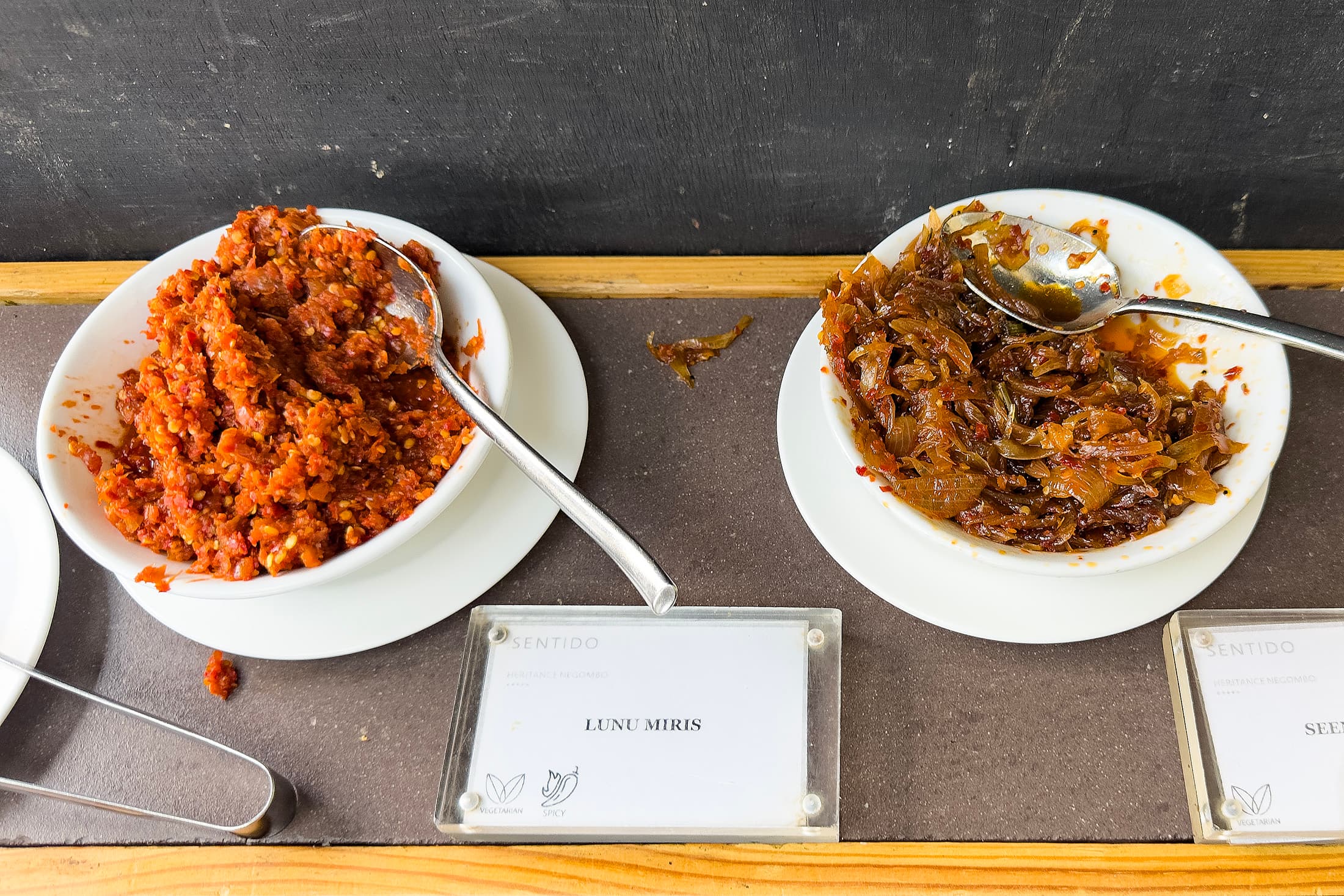 在Hoppers淋上特製辣醬Lunu Miris（左，洋蔥辣椒醬）或Seeni Sambol（右，辣炒焦糖洋蔥醬），是在地人認證的標準吃法。