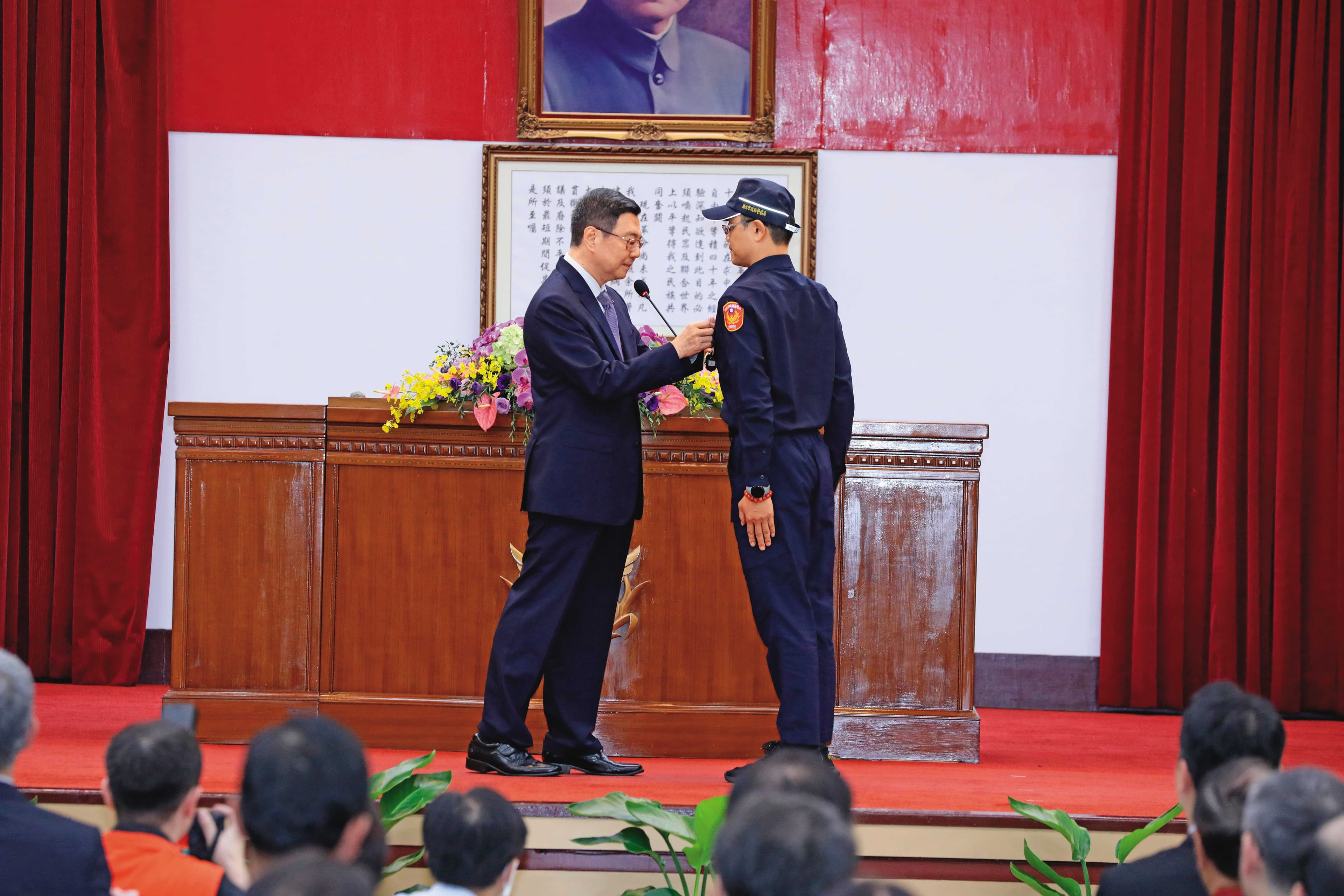 政院要求各部會加強對警察等特定族群說明,化解在野黨立委提案造成的壓力。