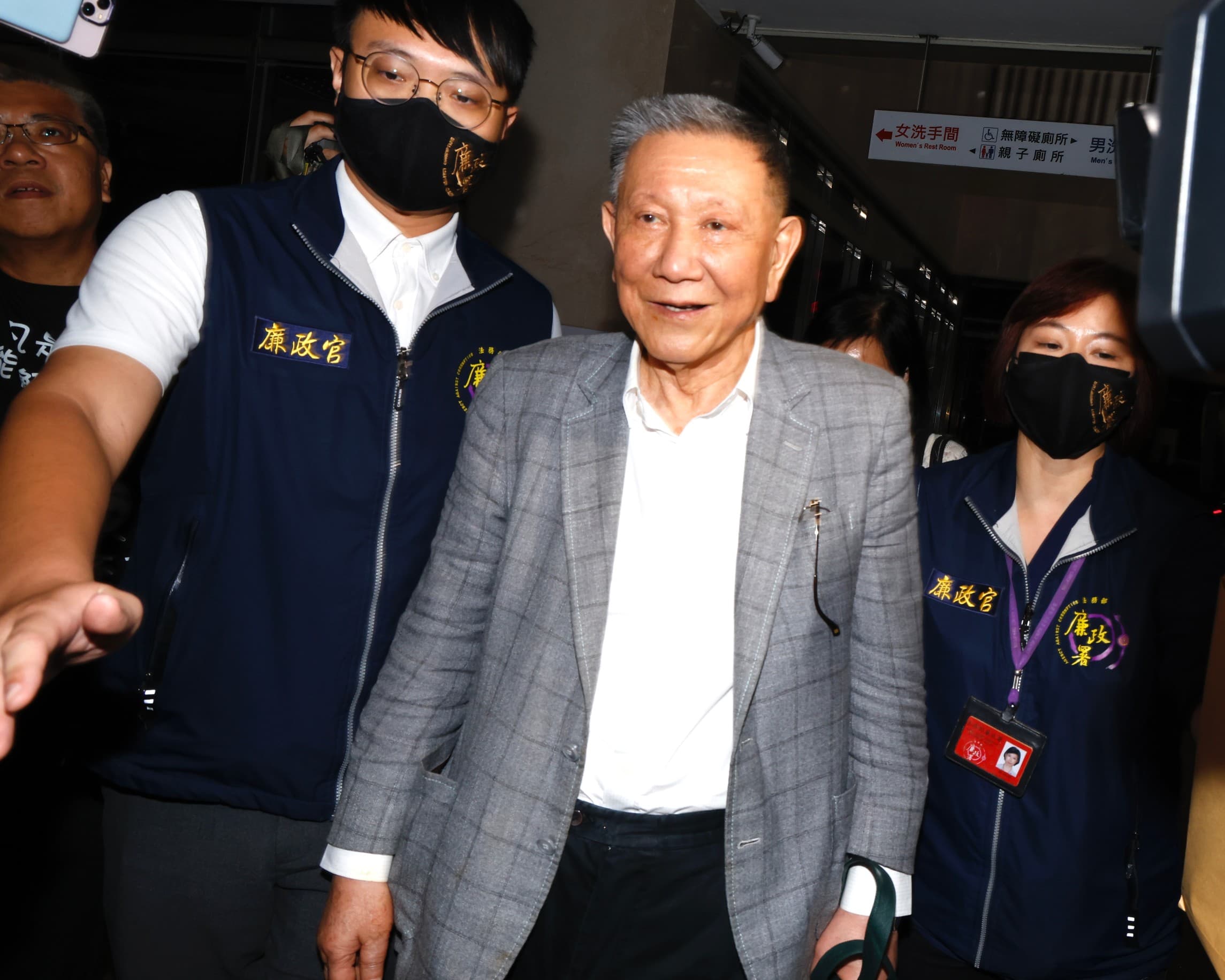 沈慶京經複訊後今清晨也被檢方聲請羈押禁見。