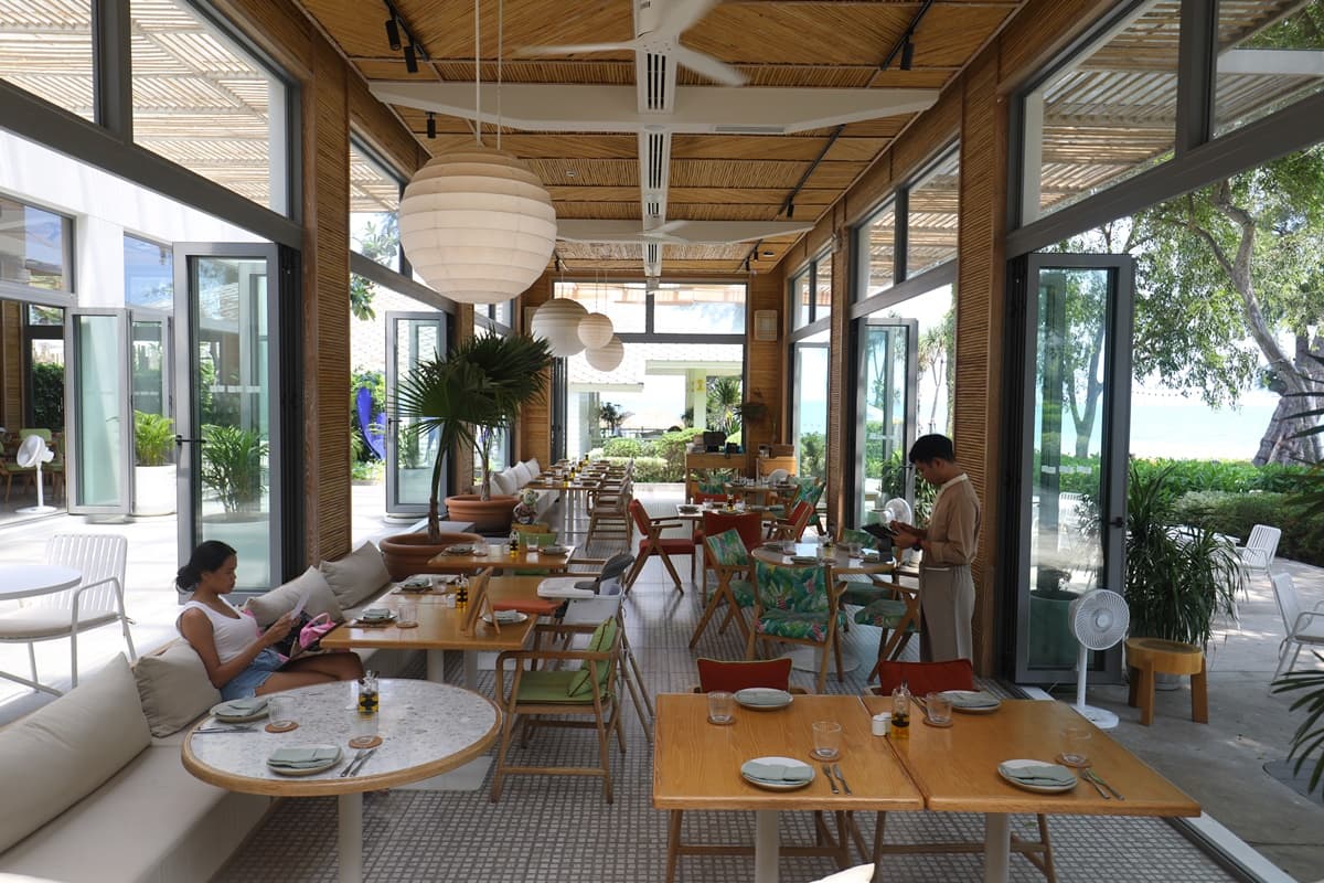 「Lido Restaurant」的空間連通內外，頗具南歐風情。