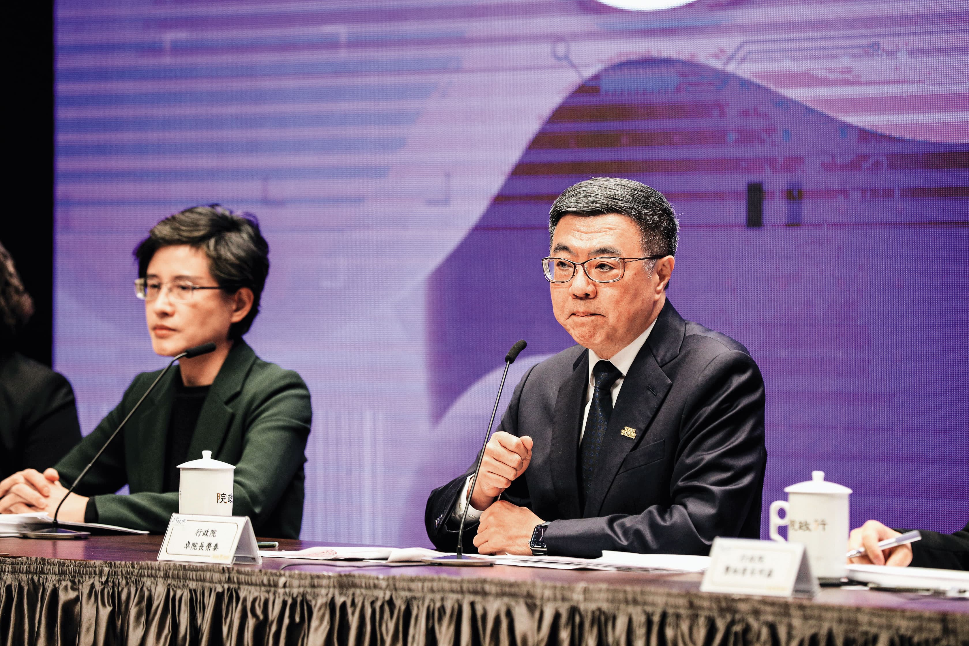 民進黨持續推進罷免攻勢,行政院長卓榮泰(右)、副院長鄭麗君(左)等執政團隊要角,都將親自下鄉參加宣講活動。