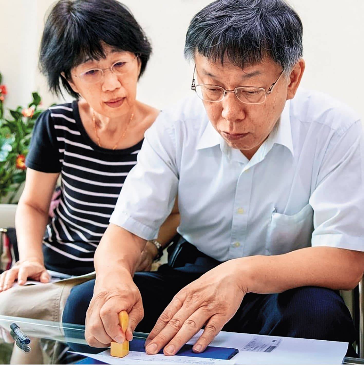 柯文哲(右)得知妻子陳佩琪(左)有意退休後,想安排她任小草咖啡棧董座兼總座。(翻攝IG)
