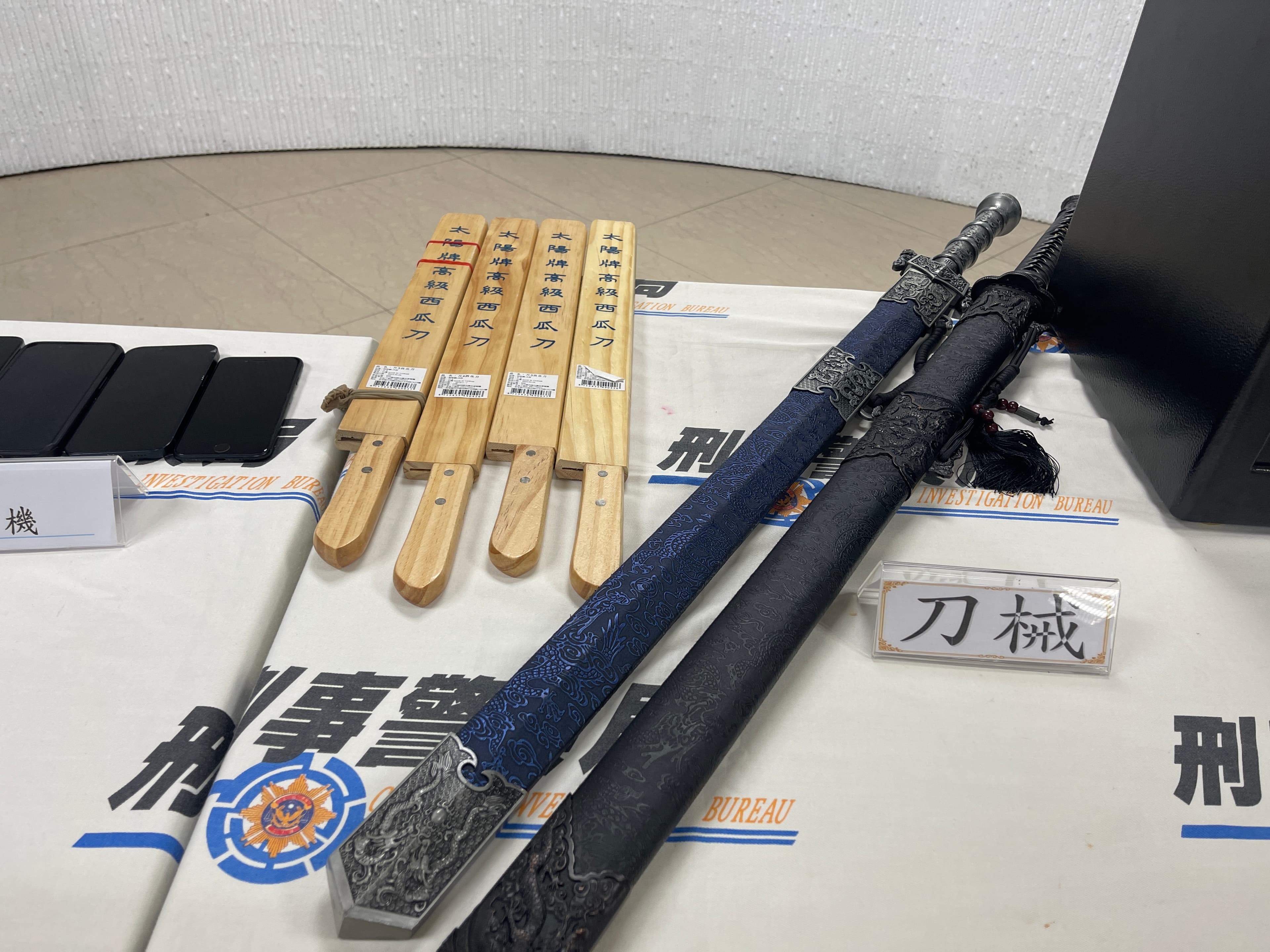 扣案凌虐工具。(警方提供)