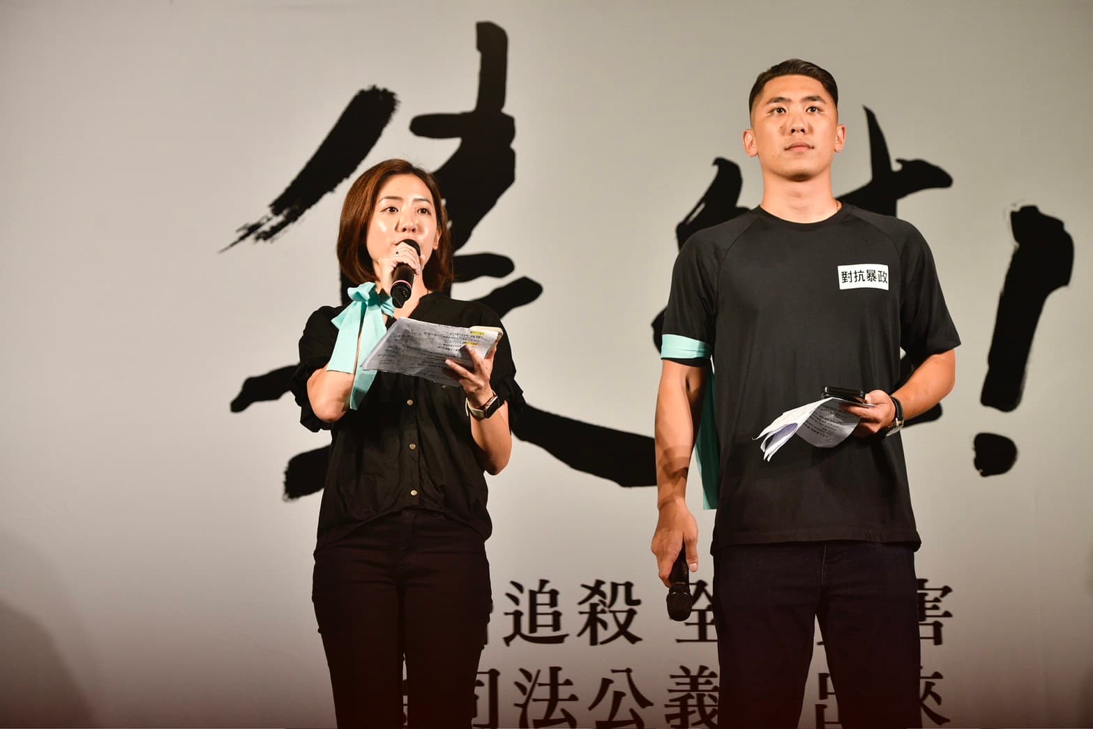 民眾黨今（8）日在立法院群賢樓外舉行公民怒吼第一站，主持人由新北市議員陳世軒、台北市議員黃瀞瑩擔任。