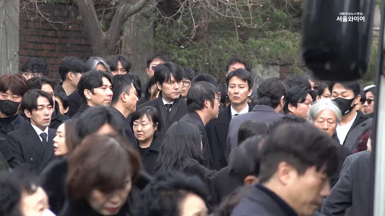 鄭雨盛、金南佶等人除到靈堂陪伴外,今也參與出殯送李善均最後一程。(翻攝畫面)