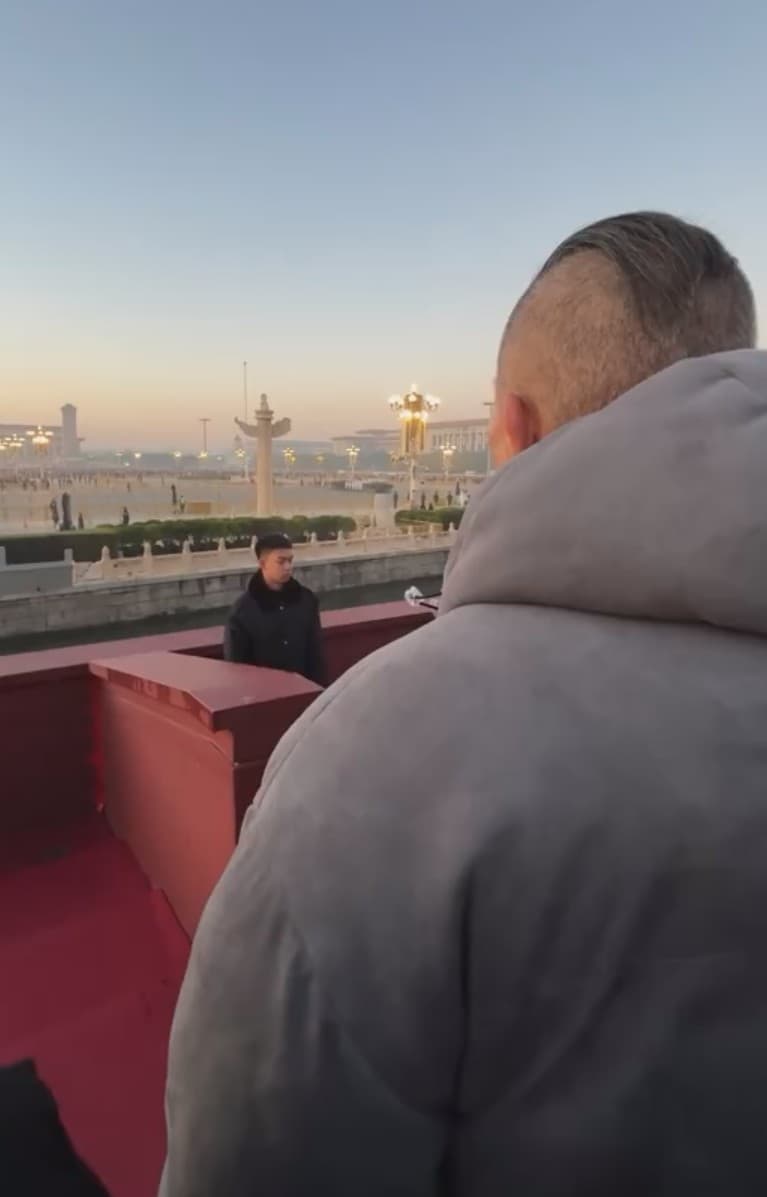 館長清晨就整裝待發前往天安門。(翻攝微博)