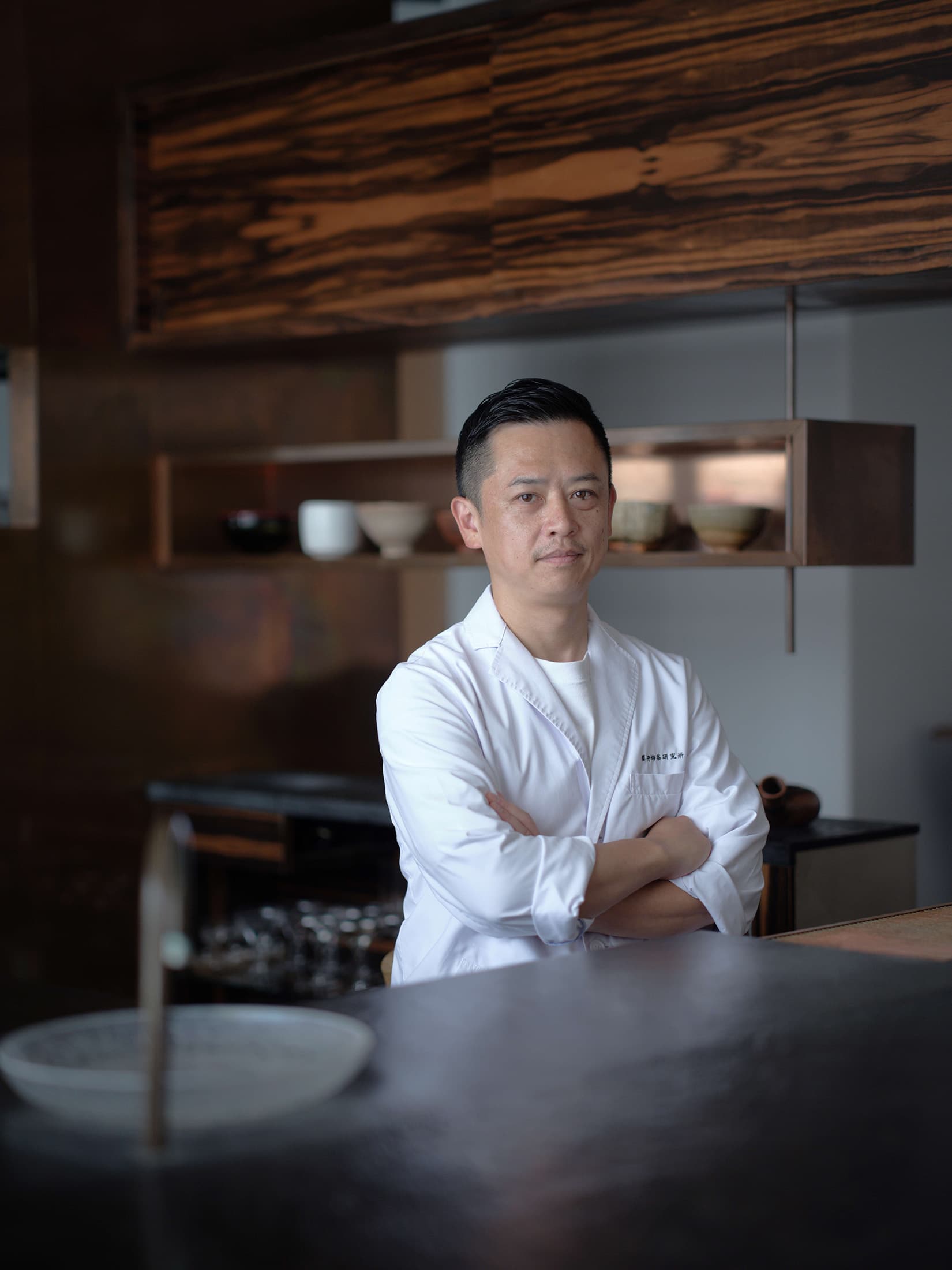 CNN盛譽的「櫻井焙茶研究所」創辦人櫻井真也,以其極致的吧台司茶技藝,細膩捕捉節氣的表情。(POUYUENJI寶元紀提供)