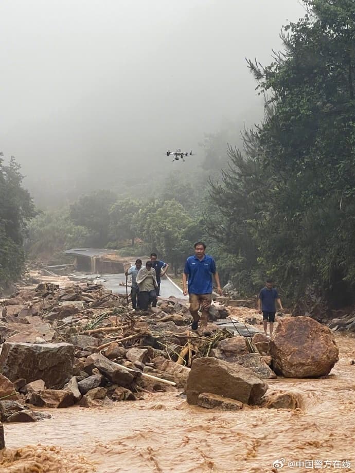 廣東暴雨成災,警方使用無人機尋找受困民眾。(翻攝自微博中國警方在線)