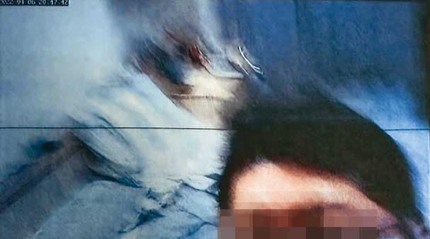 陳男偷拍前特別調整針孔角度,手法十分專業。(讀者提供)