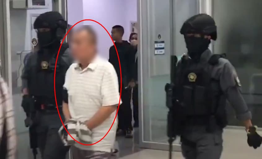 前兩棲蛙人曼柯仁(紅圈者)因涉台商買凶殺人案,被警方逮捕。(翻攝YT頻道Thaicrime online)