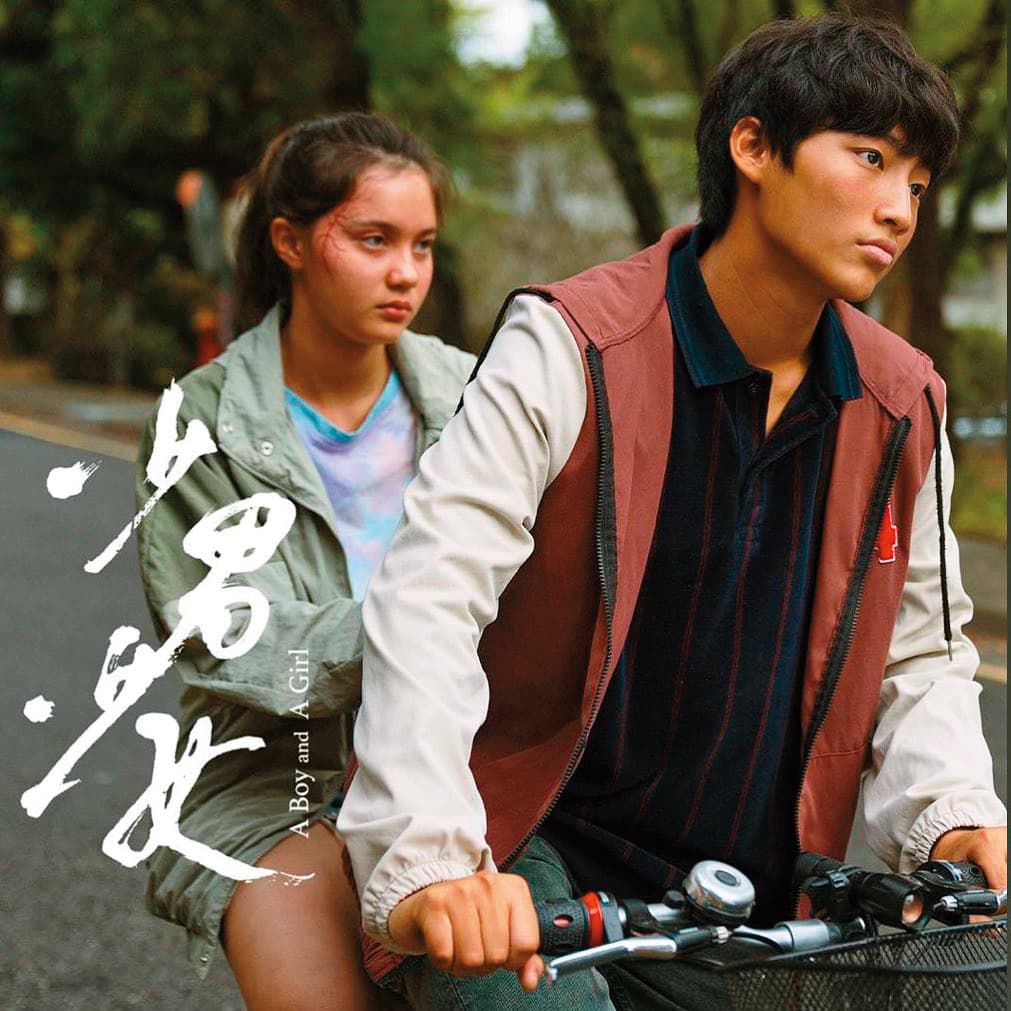 拍《少男少女》,胡語恆(右)最大的挑戰居然是騎腳踏車,不會騎腳踏車的他學了很久才學會,常把被載的尹茜蕾(左)嚇得大叫。(翻攝自胡語恆IG)