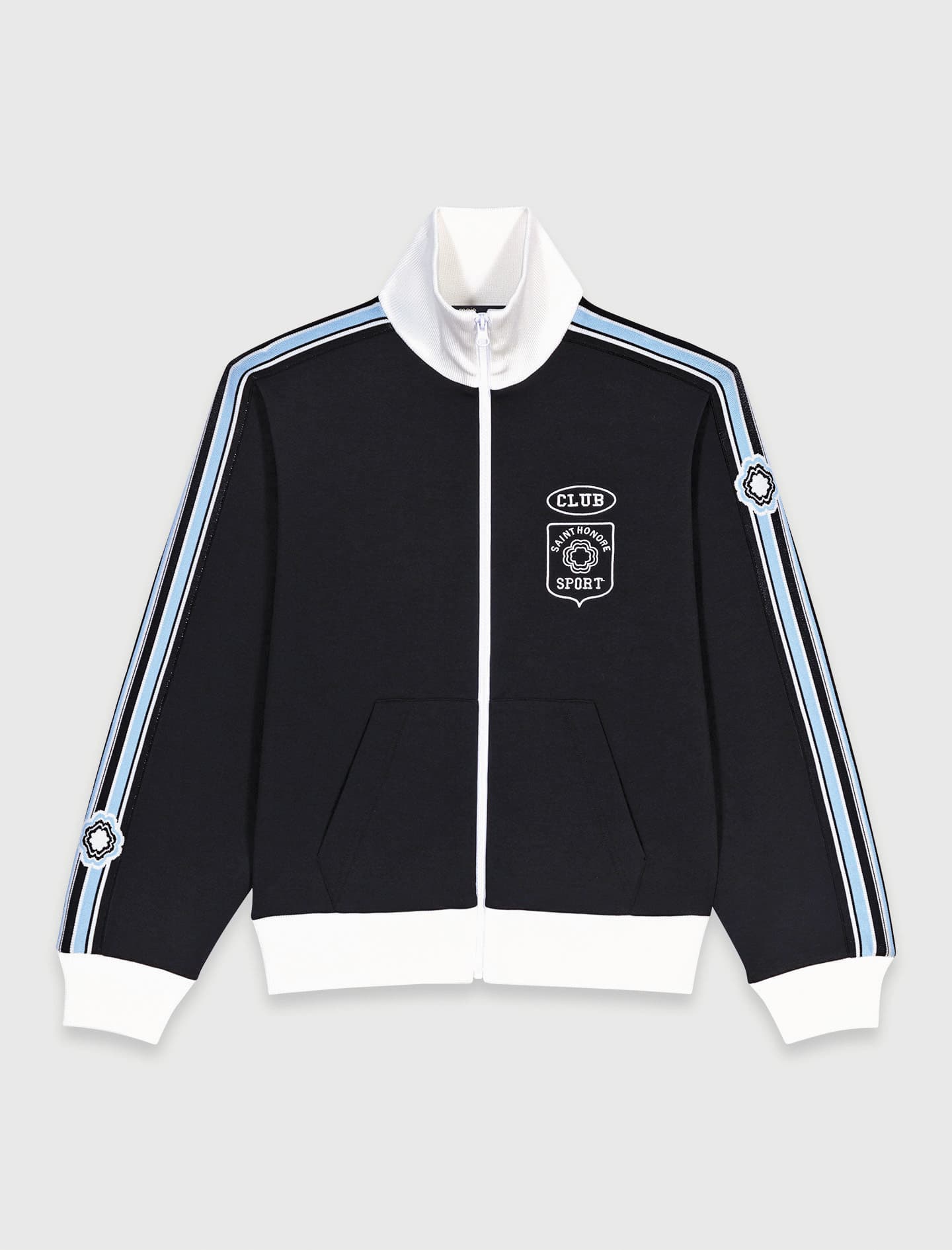 條紋刺繡徽章運動外套。NT$9,490(Maje提供)