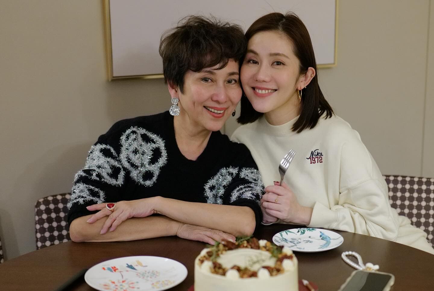 王宇婕的媽媽蕭瑤（左），因家暴逃離印尼。（翻攝自王宇婕臉書）