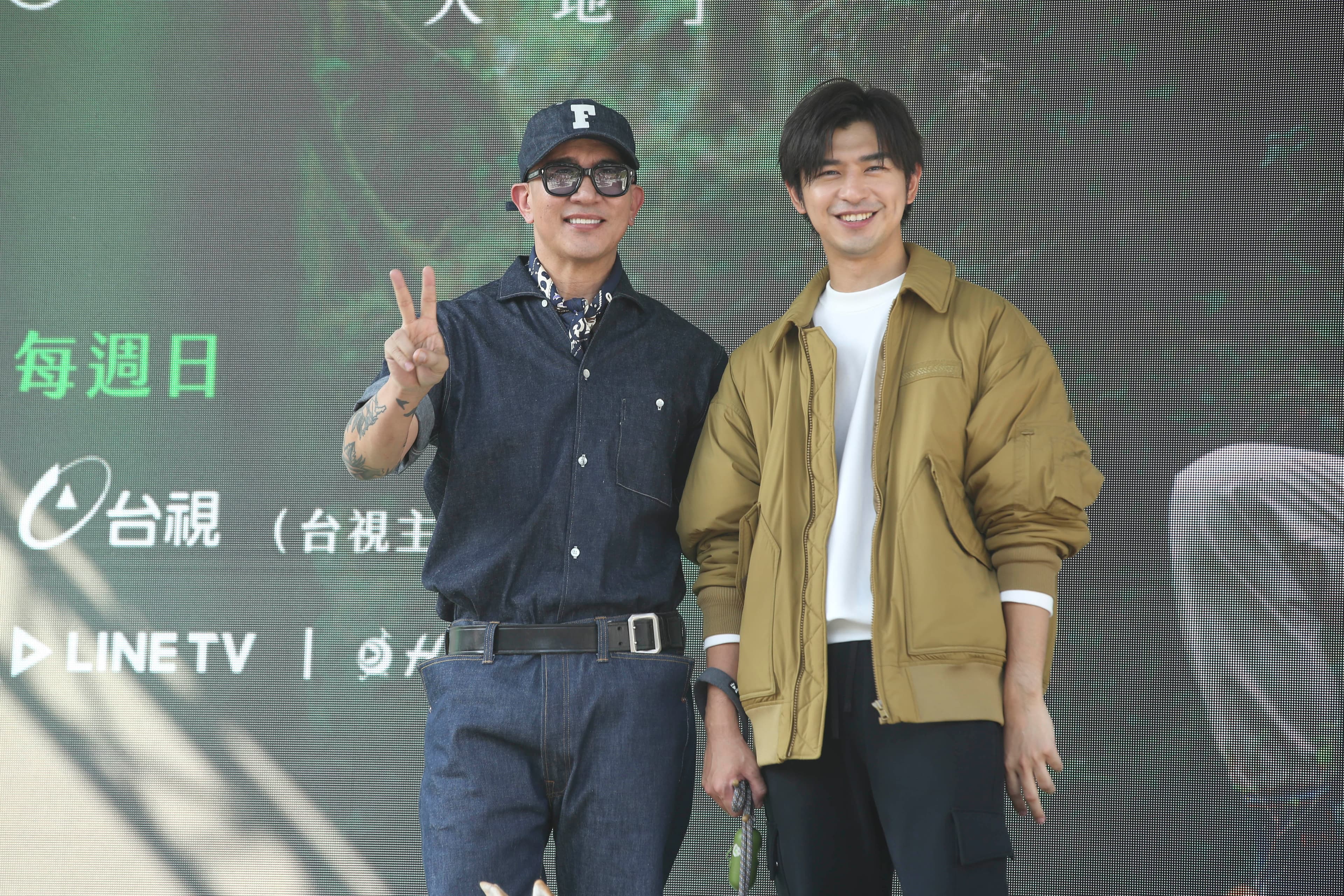 具俊曄驚喜現身《極島森林2》首映記者會,與陳柏霖合影。