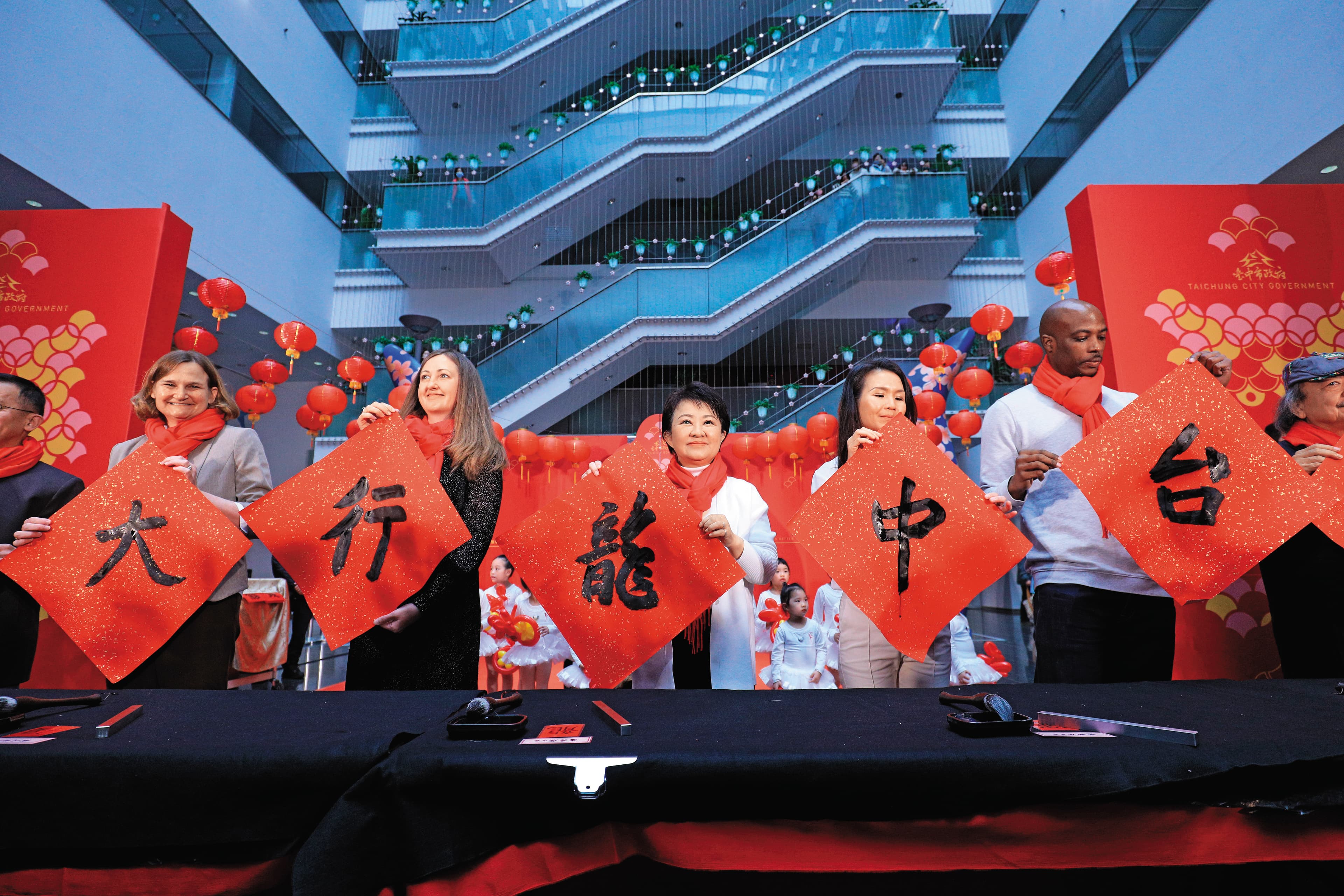 盧秀燕今年市府春節揮毫活動有AIT官員出席,引發關注。(台中市政府提供)