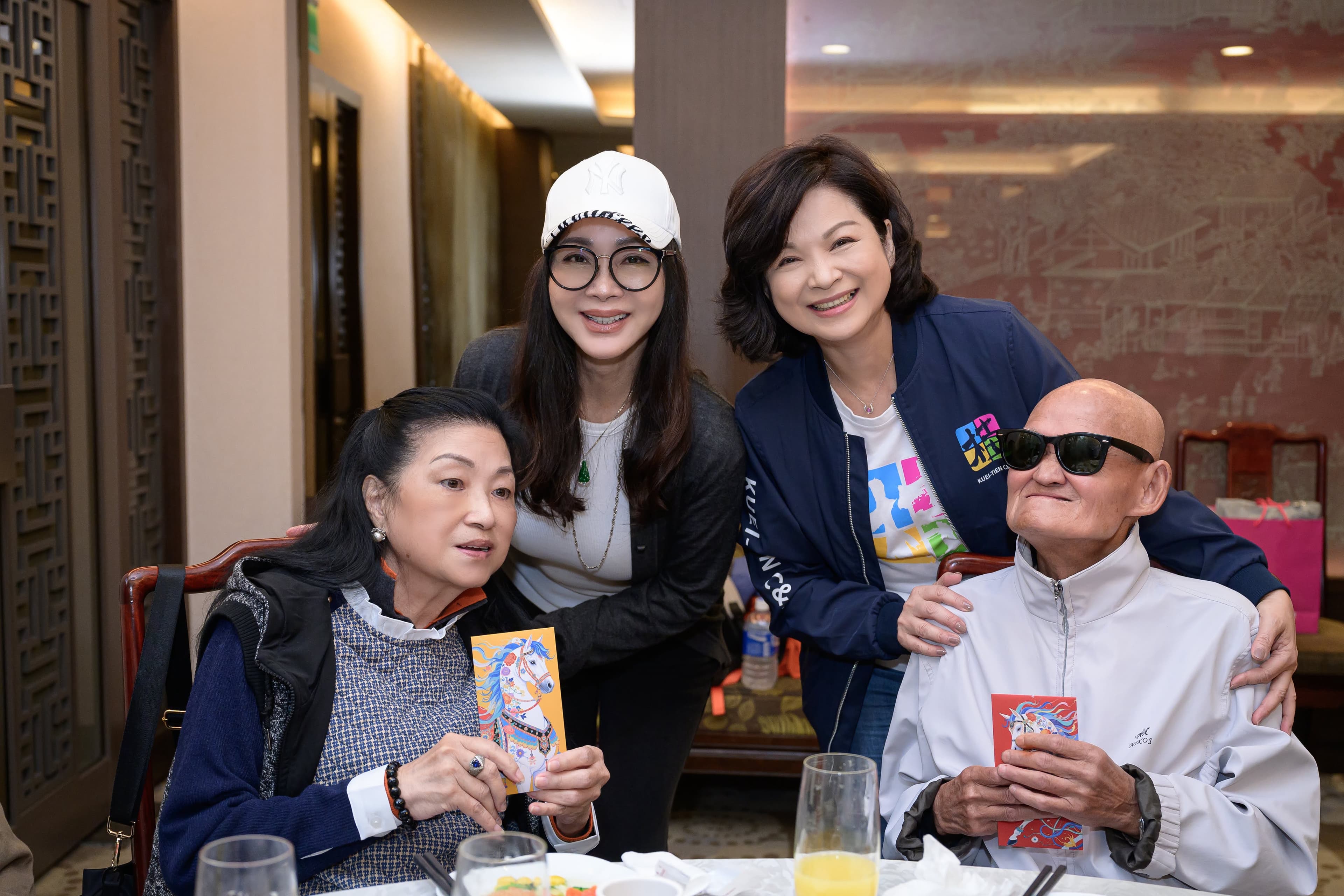 陳美鳳與楊貴媚和李炳輝夫婦合影。（桂田文化藝術基金會提供）